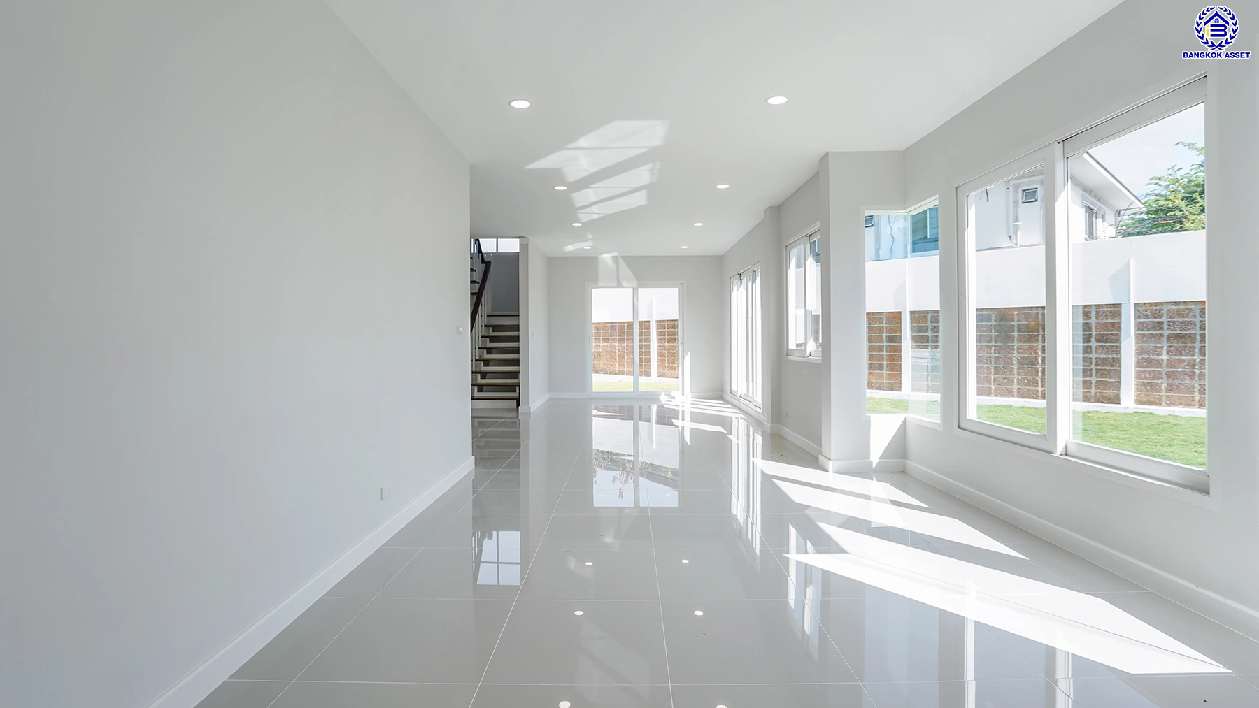 บ้านรีโนเวทใหม่ จาก Q.House โครงการ คาซ่าวิลล์ วัชรพล หลังมุม เนื้อที่ 129 ตร.ว. พื้นที่ใช้สอย 258.25 ตร.ม. ฟังก์ชัน 4 ห้องนอน 3 ห้องน้ำ จอดรถได้ 2 คัน Facilities ครบครัน บนทำเลเชื่อมต่อหลายเส้นทาง ถ.รามอินทรา ถ.สายไหม และถ.พหลโยธิน ใกล้สนามบินดอนเมือง ทางด่วน "รามอินทรา" และรถไฟฟ้าสายสีเขียว "สถานี