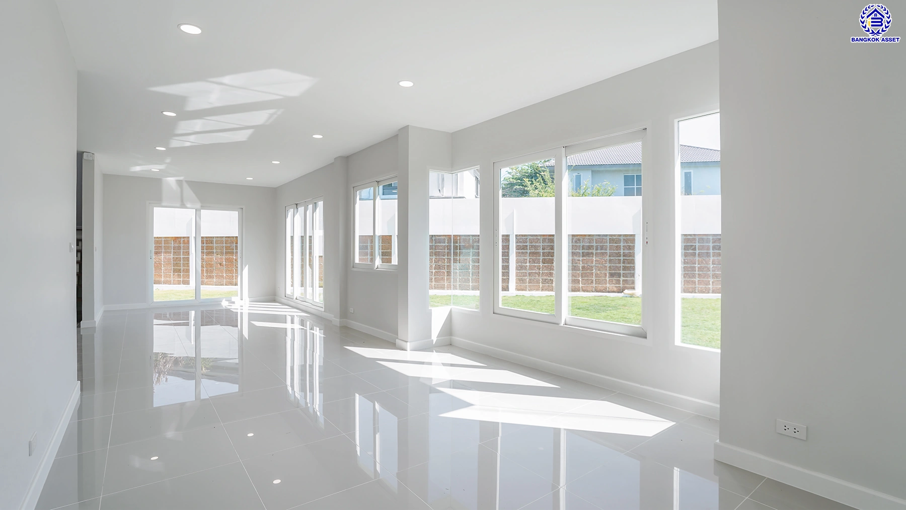 บ้านรีโนเวทใหม่ จาก Q.House โครงการ คาซ่าวิลล์ วัชรพล หลังมุม เนื้อที่ 129 ตร.ว. พื้นที่ใช้สอย 258.25 ตร.ม. ฟังก์ชัน 4 ห้องนอน 3 ห้องน้ำ จอดรถได้ 2 คัน Facilities ครบครัน บนทำเลเชื่อมต่อหลายเส้นทาง ถ.รามอินทรา ถ.สายไหม และถ.พหลโยธิน ใกล้สนามบินดอนเมือง ทางด่วน "รามอินทรา" และรถไฟฟ้าสายสีเขียว "สถานี