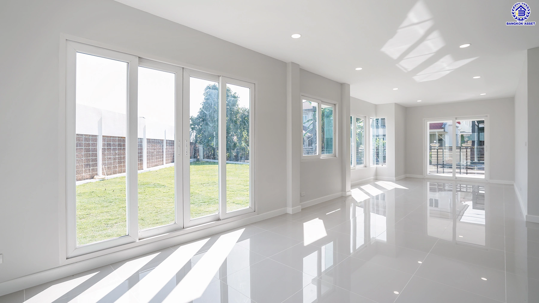 บ้านรีโนเวทใหม่ จาก Q.House โครงการ คาซ่าวิลล์ วัชรพล หลังมุม เนื้อที่ 129 ตร.ว. พื้นที่ใช้สอย 258.25 ตร.ม. ฟังก์ชัน 4 ห้องนอน 3 ห้องน้ำ จอดรถได้ 2 คัน Facilities ครบครัน บนทำเลเชื่อมต่อหลายเส้นทาง ถ.รามอินทรา ถ.สายไหม และถ.พหลโยธิน ใกล้สนามบินดอนเมือง ทางด่วน "รามอินทรา" และรถไฟฟ้าสายสีเขียว "สถานี