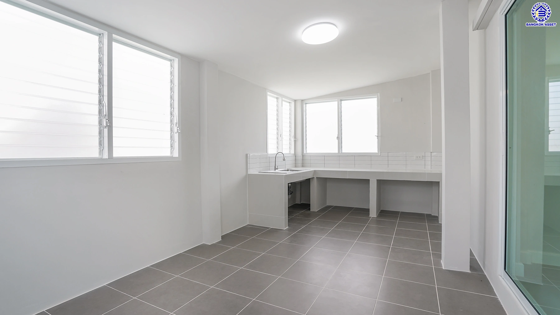 บ้านรีโนเวทใหม่ จาก Q.House โครงการ คาซ่าวิลล์ วัชรพล หลังมุม เนื้อที่ 129 ตร.ว. พื้นที่ใช้สอย 258.25 ตร.ม. ฟังก์ชัน 4 ห้องนอน 3 ห้องน้ำ จอดรถได้ 2 คัน Facilities ครบครัน บนทำเลเชื่อมต่อหลายเส้นทาง ถ.รามอินทรา ถ.สายไหม และถ.พหลโยธิน ใกล้สนามบินดอนเมือง ทางด่วน "รามอินทรา" และรถไฟฟ้าสายสีเขียว "สถานี