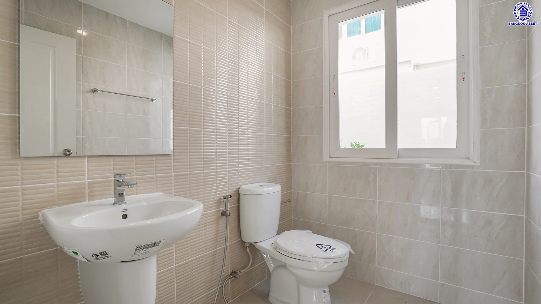 บ้านรีโนเวทใหม่ จาก Q.House โครงการ คาซ่าวิลล์ วัชรพล หลังมุม เนื้อที่ 129 ตร.ว. พื้นที่ใช้สอย 258.25 ตร.ม. ฟังก์ชัน 4 ห้องนอน 3 ห้องน้ำ จอดรถได้ 2 คัน Facilities ครบครัน บนทำเลเชื่อมต่อหลายเส้นทาง ถ.รามอินทรา ถ.สายไหม และถ.พหลโยธิน ใกล้สนามบินดอนเมือง ทางด่วน "รามอินทรา" และรถไฟฟ้าสายสีเขียว "สถานี