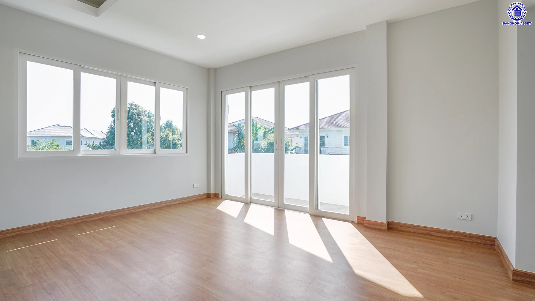 บ้านรีโนเวทใหม่ จาก Q.House โครงการ คาซ่าวิลล์ วัชรพล หลังมุม เนื้อที่ 129 ตร.ว. พื้นที่ใช้สอย 258.25 ตร.ม. ฟังก์ชัน 4 ห้องนอน 3 ห้องน้ำ จอดรถได้ 2 คัน Facilities ครบครัน บนทำเลเชื่อมต่อหลายเส้นทาง ถ.รามอินทรา ถ.สายไหม และถ.พหลโยธิน ใกล้สนามบินดอนเมือง ทางด่วน "รามอินทรา" และรถไฟฟ้าสายสีเขียว "สถานี