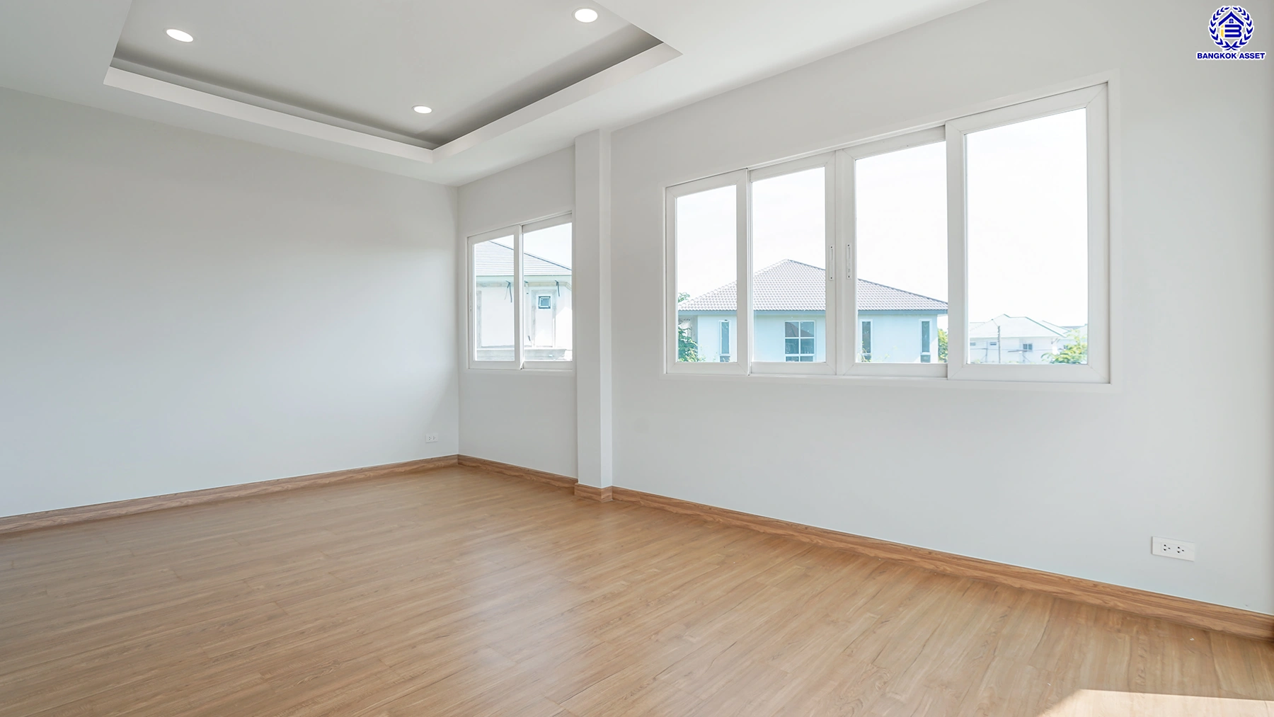 บ้านรีโนเวทใหม่ จาก Q.House โครงการ คาซ่าวิลล์ วัชรพล หลังมุม เนื้อที่ 129 ตร.ว. พื้นที่ใช้สอย 258.25 ตร.ม. ฟังก์ชัน 4 ห้องนอน 3 ห้องน้ำ จอดรถได้ 2 คัน Facilities ครบครัน บนทำเลเชื่อมต่อหลายเส้นทาง ถ.รามอินทรา ถ.สายไหม และถ.พหลโยธิน ใกล้สนามบินดอนเมือง ทางด่วน "รามอินทรา" และรถไฟฟ้าสายสีเขียว "สถานี