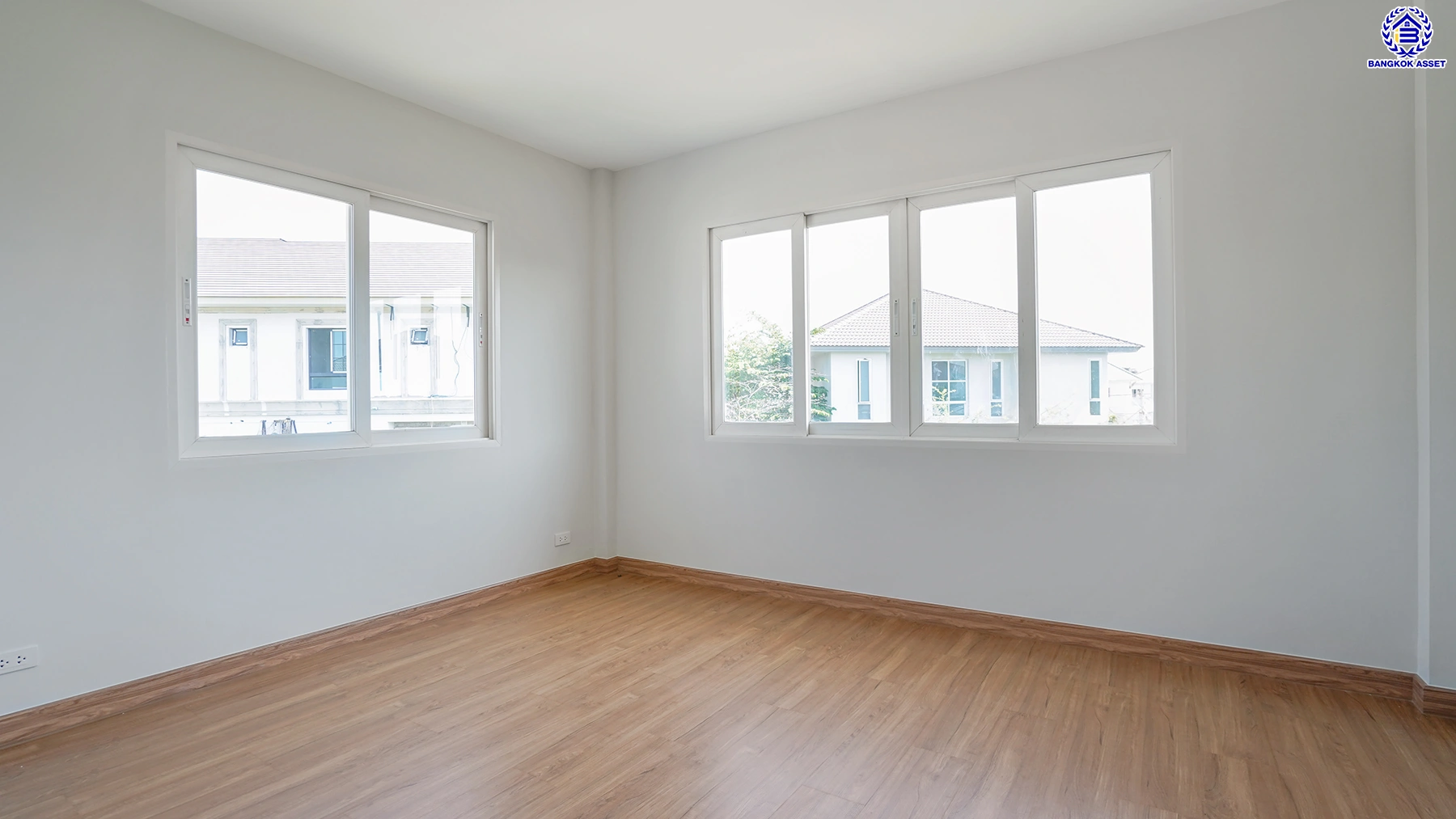 บ้านรีโนเวทใหม่ จาก Q.House โครงการ คาซ่าวิลล์ วัชรพล หลังมุม เนื้อที่ 129 ตร.ว. พื้นที่ใช้สอย 258.25 ตร.ม. ฟังก์ชัน 4 ห้องนอน 3 ห้องน้ำ จอดรถได้ 2 คัน Facilities ครบครัน บนทำเลเชื่อมต่อหลายเส้นทาง ถ.รามอินทรา ถ.สายไหม และถ.พหลโยธิน ใกล้สนามบินดอนเมือง ทางด่วน "รามอินทรา" และรถไฟฟ้าสายสีเขียว "สถานี