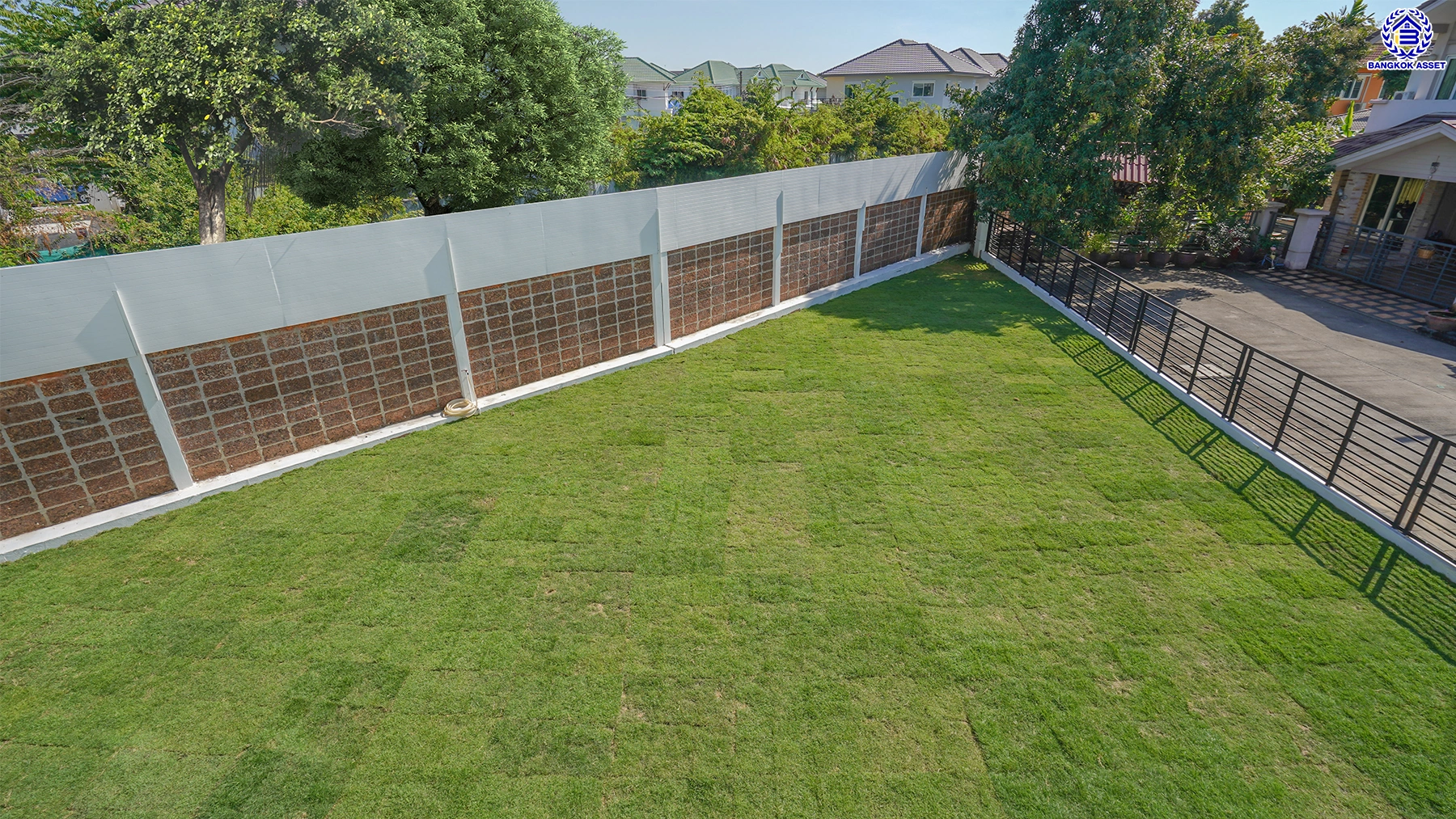 บ้านรีโนเวทใหม่ จาก Q.House โครงการ คาซ่าวิลล์ วัชรพล หลังมุม เนื้อที่ 129 ตร.ว. พื้นที่ใช้สอย 258.25 ตร.ม. ฟังก์ชัน 4 ห้องนอน 3 ห้องน้ำ จอดรถได้ 2 คัน Facilities ครบครัน บนทำเลเชื่อมต่อหลายเส้นทาง ถ.รามอินทรา ถ.สายไหม และถ.พหลโยธิน ใกล้สนามบินดอนเมือง ทางด่วน "รามอินทรา" และรถไฟฟ้าสายสีเขียว "สถานี