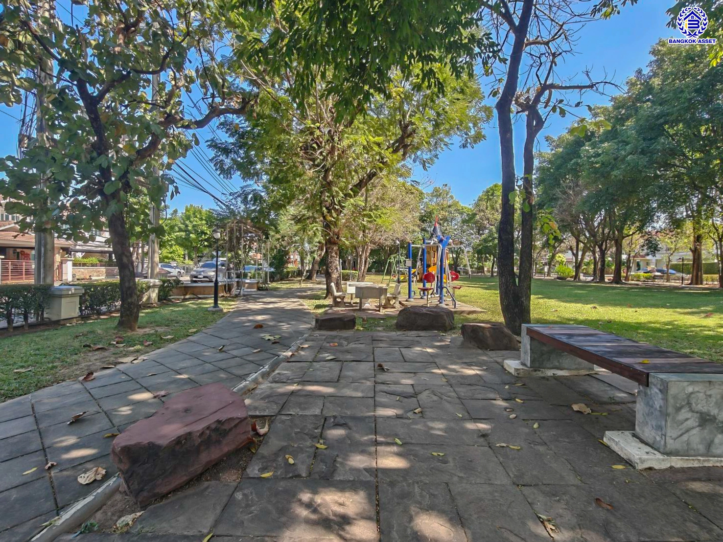 บ้านรีโนเวทใหม่ จาก Q.House โครงการ คาซ่าวิลล์ วัชรพล หลังมุม เนื้อที่ 129 ตร.ว. พื้นที่ใช้สอย 258.25 ตร.ม. ฟังก์ชัน 4 ห้องนอน 3 ห้องน้ำ จอดรถได้ 2 คัน Facilities ครบครัน บนทำเลเชื่อมต่อหลายเส้นทาง ถ.รามอินทรา ถ.สายไหม และถ.พหลโยธิน ใกล้สนามบินดอนเมือง ทางด่วน "รามอินทรา" และรถไฟฟ้าสายสีเขียว "สถานี