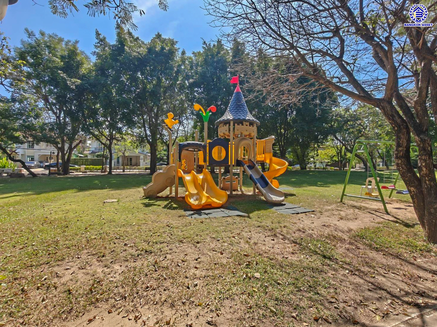 บ้านรีโนเวทใหม่ จาก Q.House โครงการ คาซ่าวิลล์ วัชรพล หลังมุม เนื้อที่ 129 ตร.ว. พื้นที่ใช้สอย 258.25 ตร.ม. ฟังก์ชัน 4 ห้องนอน 3 ห้องน้ำ จอดรถได้ 2 คัน Facilities ครบครัน บนทำเลเชื่อมต่อหลายเส้นทาง ถ.รามอินทรา ถ.สายไหม และถ.พหลโยธิน ใกล้สนามบินดอนเมือง ทางด่วน "รามอินทรา" และรถไฟฟ้าสายสีเขียว "สถานี