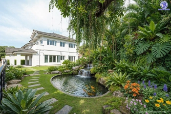 บ้านรีโนเวทใหม่ จาก Q.House โครงการ คาซ่าวิลล์ วัชรพล หลังมุม เนื้อที่ 129 ตร.ว. พื้นที่ใช้สอย 258.25 ตร.ม. ฟังก์ชัน 4 ห้องนอน 3 ห้องน้ำ จอดรถได้ 2 คัน Facilities ครบครัน บนทำเลเชื่อมต่อหลายเส้นทาง ถ.รามอินทรา ถ.สายไหม และถ.พหลโยธิน ใกล้สนามบินดอนเมือง ทางด่วน "รามอินทรา" และรถไฟฟ้าสายสีเขียว "สถานี