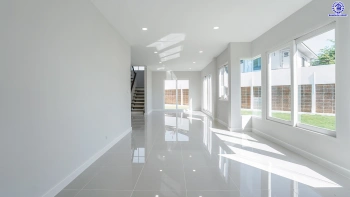 บ้านรีโนเวทใหม่ จาก Q.House โครงการ คาซ่าวิลล์ วัชรพล หลังมุม เนื้อที่ 129 ตร.ว. พื้นที่ใช้สอย 258.25 ตร.ม. ฟังก์ชัน 3 ห้องนอน 3 ห้องน้ำ จอดรถได้ 2 คัน บนทำเลเชื่อมต่อหลายเส้นทาง ถ.รามอินทรา ถ.สายไหม และถ.พหลโยธิน ใกล้สนามบินดอนเมือง ทางด่วน "ฉลองรัช" และรถไฟฟ้าสายสีเขียว "สถานีคูคต"