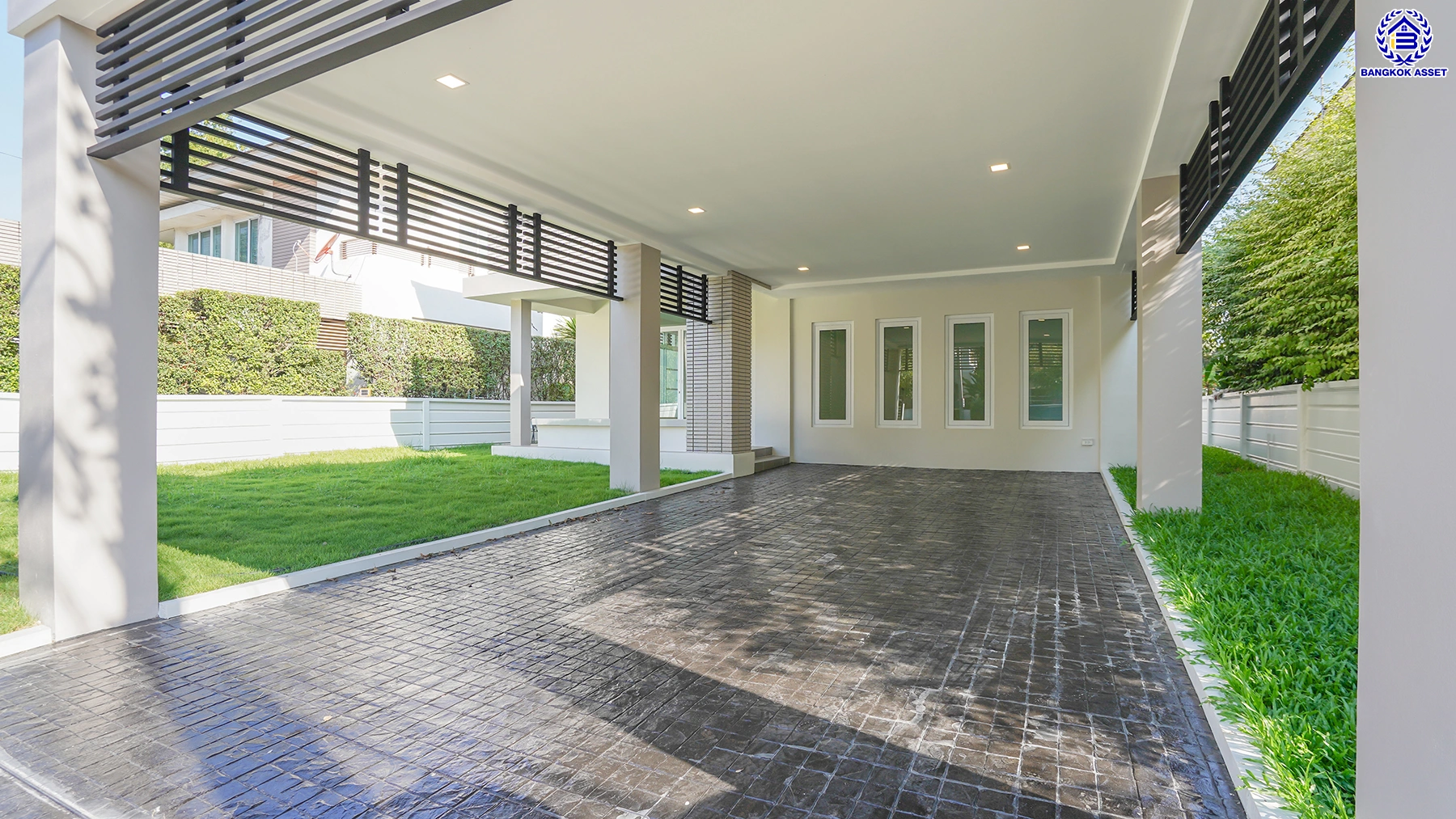 บ้านรีโนเวทใหม่ โครงการ ดี ฮาบิแทท ราชพฤกษ์ ตัวบ้านติดถนนเมน ใกล้ Clubhouse บนเนื้อที่กว่า 81 ตร.ว. พื้นที่ใช้สอย 260 ตร.ม. ฟังก์ชัน 3 ห้องนอน 4 ห้องน้ำ 2 ที่จอดรถ บนทำเลเดินทางสะดวก ติดถนนราชพฤกษ์ เชื่อมต่อถนนรัตนาธิเบศร์ ถนนชัยพฤกษ์ ถนนติวานนท์ ใกล้รถไฟฟ้าสายสีม่วง "สถานีบางรักใหญ่"