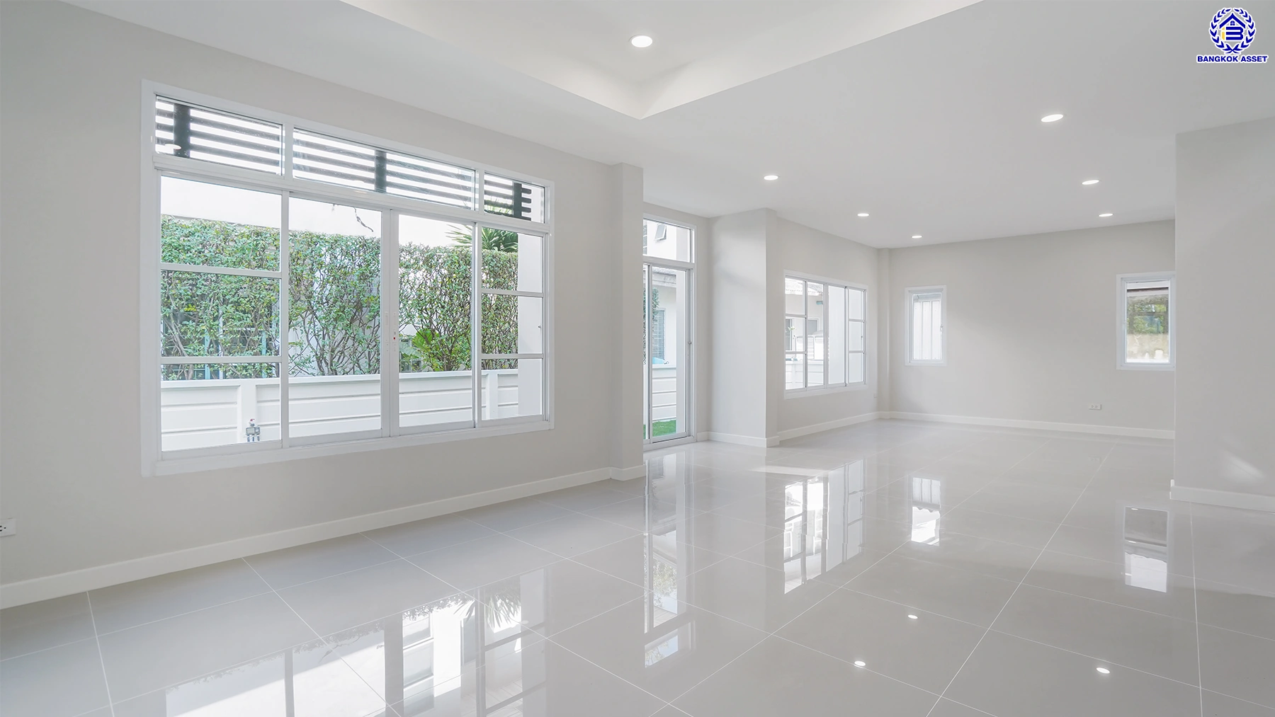 บ้านรีโนเวทใหม่ โครงการ ดี ฮาบิแทท ราชพฤกษ์ ตัวบ้านติดถนนเมน ใกล้ Clubhouse บนเนื้อที่กว่า 81 ตร.ว. พื้นที่ใช้สอย 260 ตร.ม. ฟังก์ชัน 3 ห้องนอน 4 ห้องน้ำ 2 ที่จอดรถ บนทำเลเดินทางสะดวก ติดถนนราชพฤกษ์ เชื่อมต่อถนนรัตนาธิเบศร์ ถนนชัยพฤกษ์ ถนนติวานนท์ ใกล้รถไฟฟ้าสายสีม่วง "สถานีบางรักใหญ่"