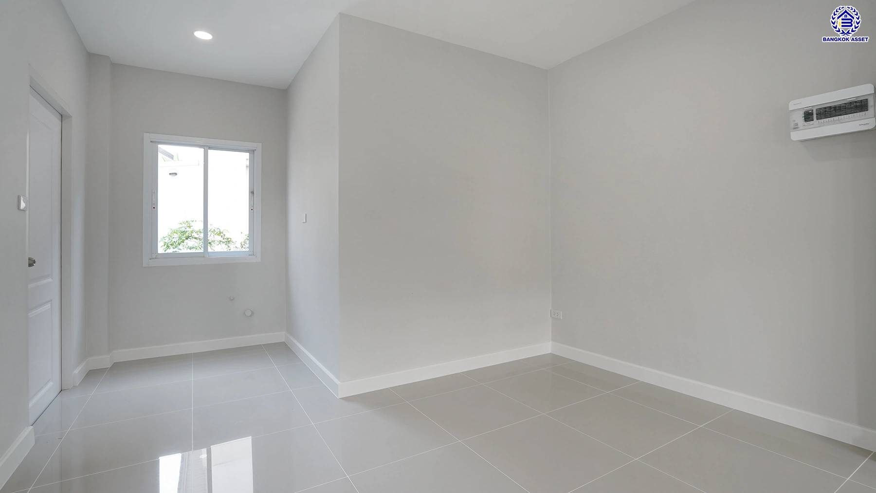 บ้านรีโนเวทใหม่ โครงการ ดี ฮาบิแทท ราชพฤกษ์ ตัวบ้านติดถนนเมน ใกล้ Clubhouse บนเนื้อที่กว่า 81 ตร.ว. พื้นที่ใช้สอย 260 ตร.ม. ฟังก์ชัน 3 ห้องนอน 4 ห้องน้ำ 2 ที่จอดรถ บนทำเลเดินทางสะดวก ติดถนนราชพฤกษ์ เชื่อมต่อถนนรัตนาธิเบศร์ ถนนชัยพฤกษ์ ถนนติวานนท์ ใกล้รถไฟฟ้าสายสีม่วง "สถานีบางรักใหญ่"