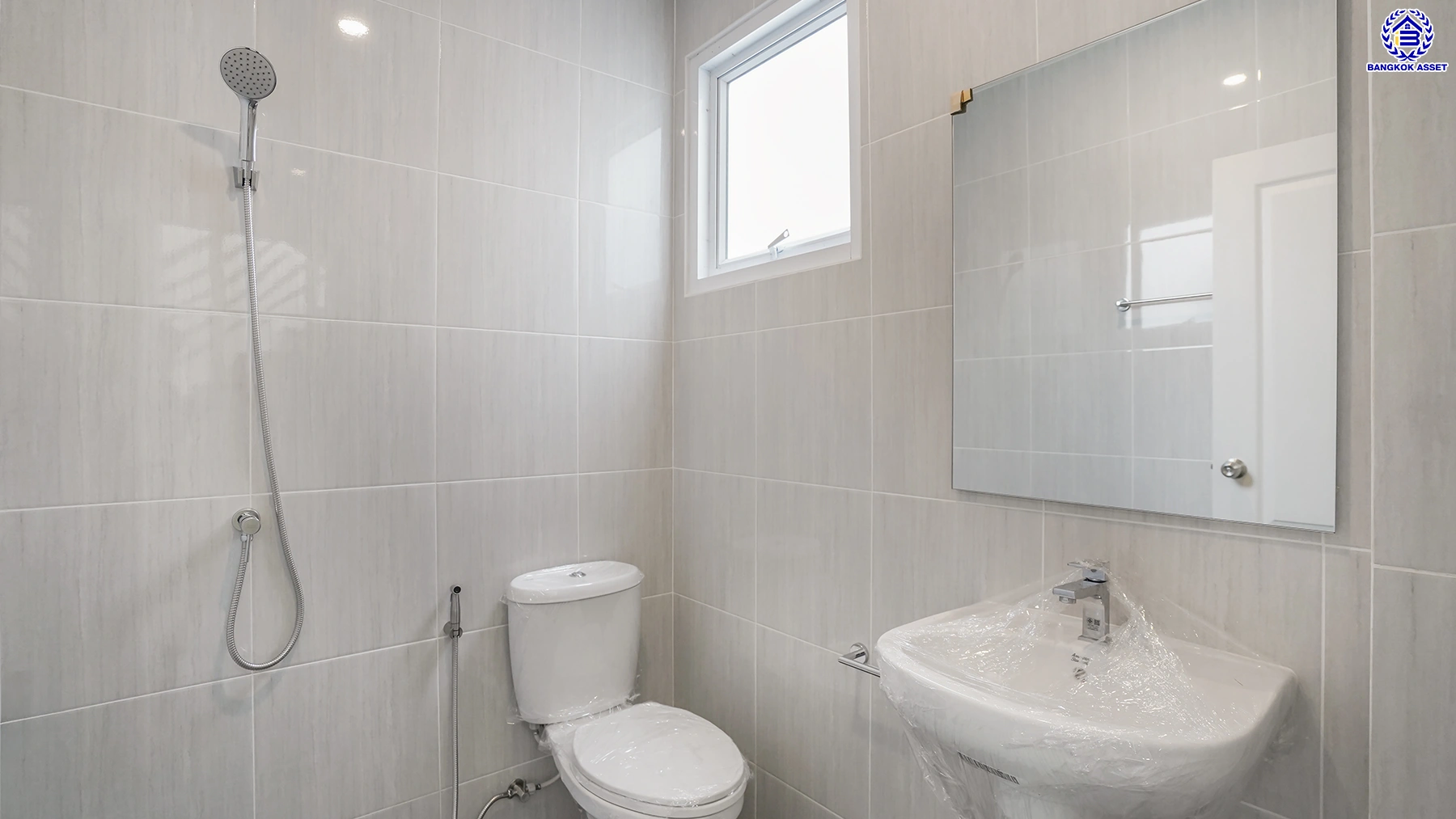 บ้านรีโนเวทใหม่ โครงการ ดี ฮาบิแทท ราชพฤกษ์ ตัวบ้านติดถนนเมน ใกล้ Clubhouse บนเนื้อที่กว่า 81 ตร.ว. พื้นที่ใช้สอย 260 ตร.ม. ฟังก์ชัน 3 ห้องนอน 4 ห้องน้ำ 2 ที่จอดรถ บนทำเลเดินทางสะดวก ติดถนนราชพฤกษ์ เชื่อมต่อถนนรัตนาธิเบศร์ ถนนชัยพฤกษ์ ถนนติวานนท์ ใกล้รถไฟฟ้าสายสีม่วง "สถานีบางรักใหญ่"