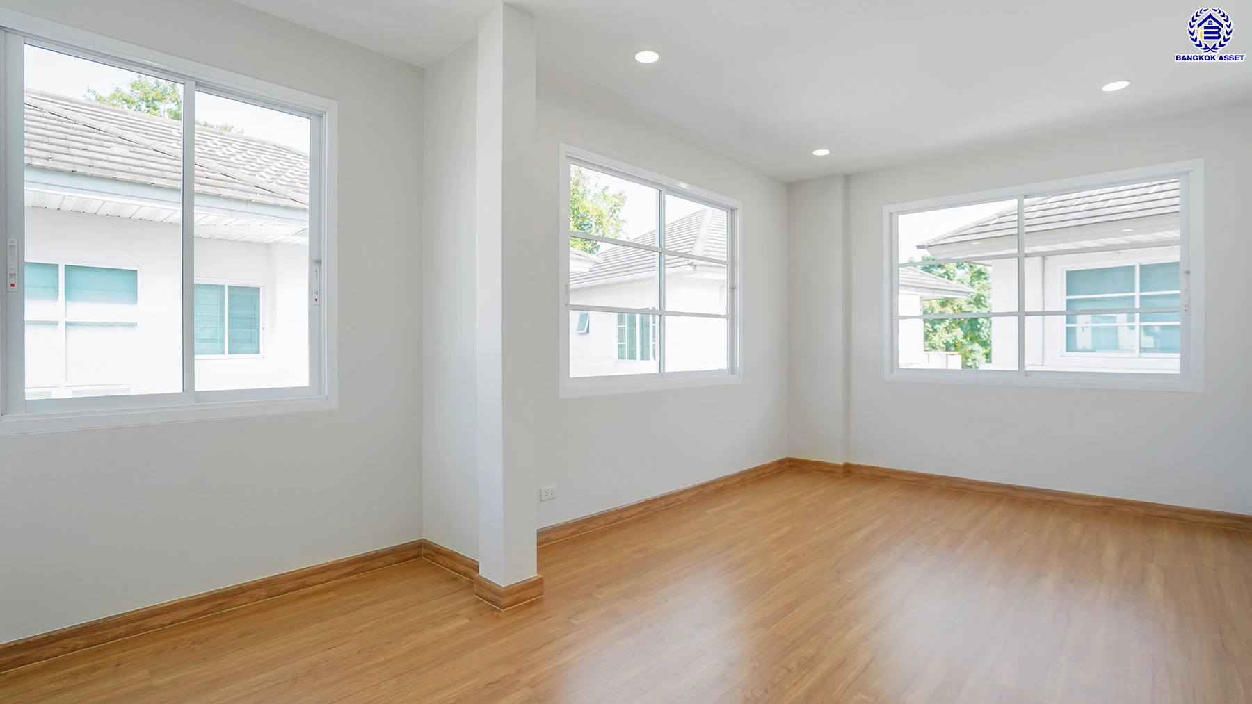 บ้านรีโนเวทใหม่ โครงการ ดี ฮาบิแทท ราชพฤกษ์ ตัวบ้านติดถนนเมน ใกล้ Clubhouse บนเนื้อที่กว่า 81 ตร.ว. พื้นที่ใช้สอย 260 ตร.ม. ฟังก์ชัน 3 ห้องนอน 4 ห้องน้ำ 2 ที่จอดรถ บนทำเลเดินทางสะดวก ติดถนนราชพฤกษ์ เชื่อมต่อถนนรัตนาธิเบศร์ ถนนชัยพฤกษ์ ถนนติวานนท์ ใกล้รถไฟฟ้าสายสีม่วง "สถานีบางรักใหญ่"