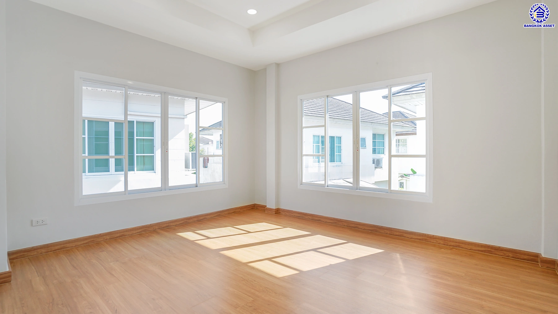 บ้านรีโนเวทใหม่ โครงการ ดี ฮาบิแทท ราชพฤกษ์ ตัวบ้านติดถนนเมน ใกล้ Clubhouse บนเนื้อที่กว่า 81 ตร.ว. พื้นที่ใช้สอย 260 ตร.ม. ฟังก์ชัน 3 ห้องนอน 4 ห้องน้ำ 2 ที่จอดรถ บนทำเลเดินทางสะดวก ติดถนนราชพฤกษ์ เชื่อมต่อถนนรัตนาธิเบศร์ ถนนชัยพฤกษ์ ถนนติวานนท์ ใกล้รถไฟฟ้าสายสีม่วง "สถานีบางรักใหญ่"