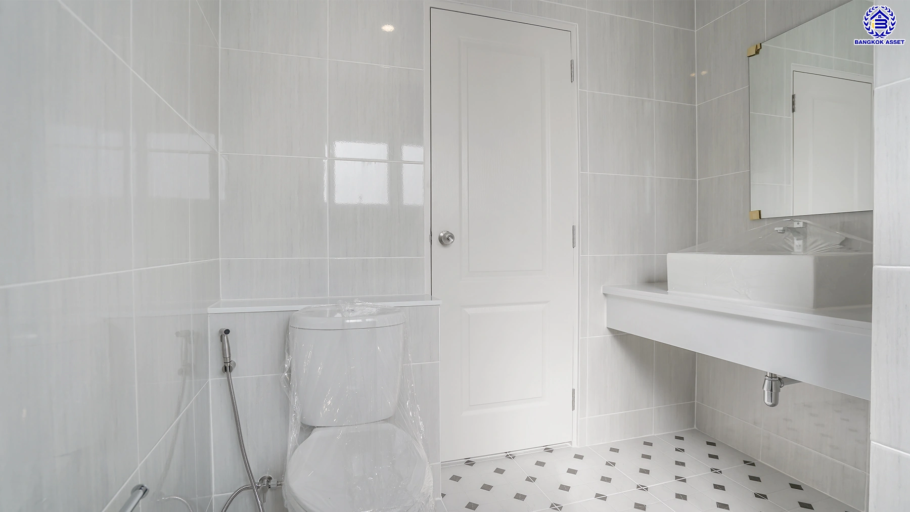 บ้านรีโนเวทใหม่ โครงการ ดี ฮาบิแทท ราชพฤกษ์ ตัวบ้านติดถนนเมน ใกล้ Clubhouse บนเนื้อที่กว่า 81 ตร.ว. พื้นที่ใช้สอย 260 ตร.ม. ฟังก์ชัน 3 ห้องนอน 4 ห้องน้ำ 2 ที่จอดรถ บนทำเลเดินทางสะดวก ติดถนนราชพฤกษ์ เชื่อมต่อถนนรัตนาธิเบศร์ ถนนชัยพฤกษ์ ถนนติวานนท์ ใกล้รถไฟฟ้าสายสีม่วง "สถานีบางรักใหญ่"