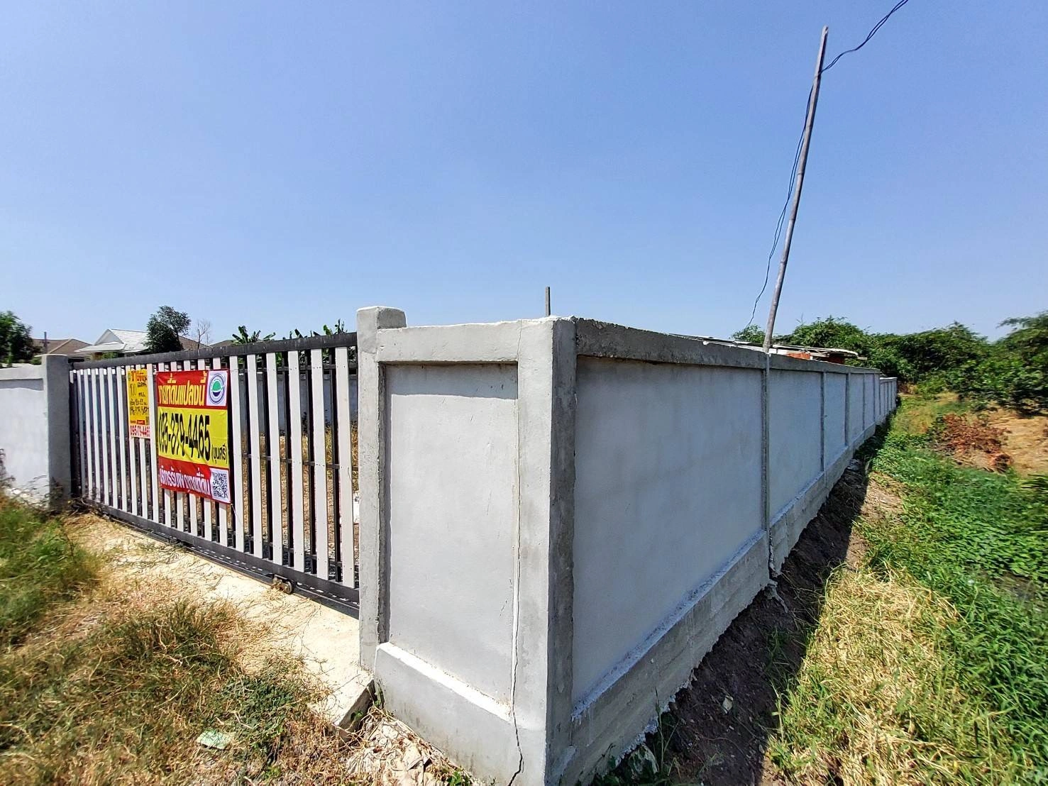 ขายด่วนที่ดินคลองโต๊ะใหม่ 100 ตรว ล้อมรั้วและทำกำแพงไว้แล้ว อ.บางบัวทอง จ.นนทบุรี