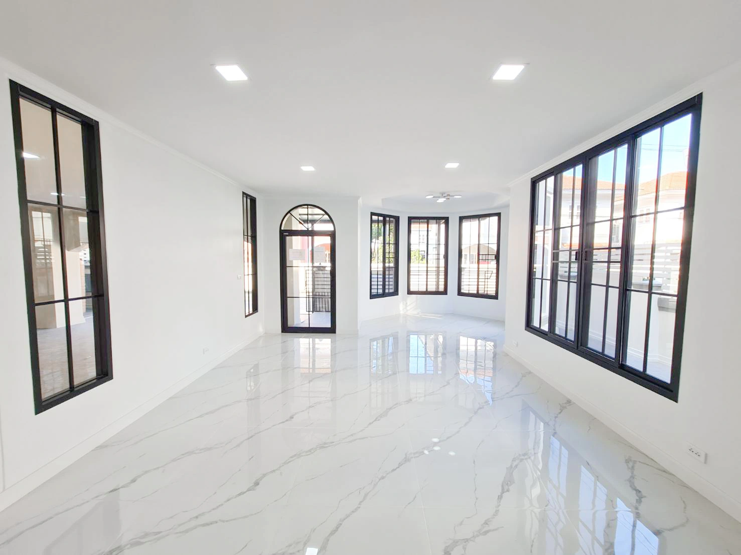 บ้านเดี่ยว ภัสสร 1 คลอง 3 ทำเลทองคลอง 3 ใกล้ Big C และใกล้ฟิวเจอร์พาร์ค รังสิต เดินทางสะดวกเชื่อมต่อรังสิต-คลองหลวง-วงแหวนฯ บ้านรีโนเวทใหม่กริ๊บทั้งหลัง