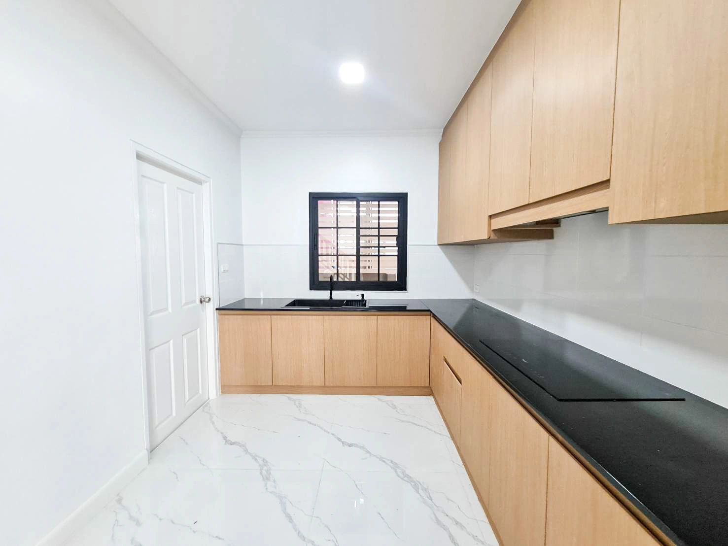 บ้านเดี่ยว ภัสสร 1 คลอง 3 ทำเลทองคลอง 3 ใกล้ Big C และใกล้ฟิวเจอร์พาร์ค รังสิต เดินทางสะดวกเชื่อมต่อรังสิต-คลองหลวง-วงแหวนฯ บ้านรีโนเวทใหม่กริ๊บทั้งหลัง