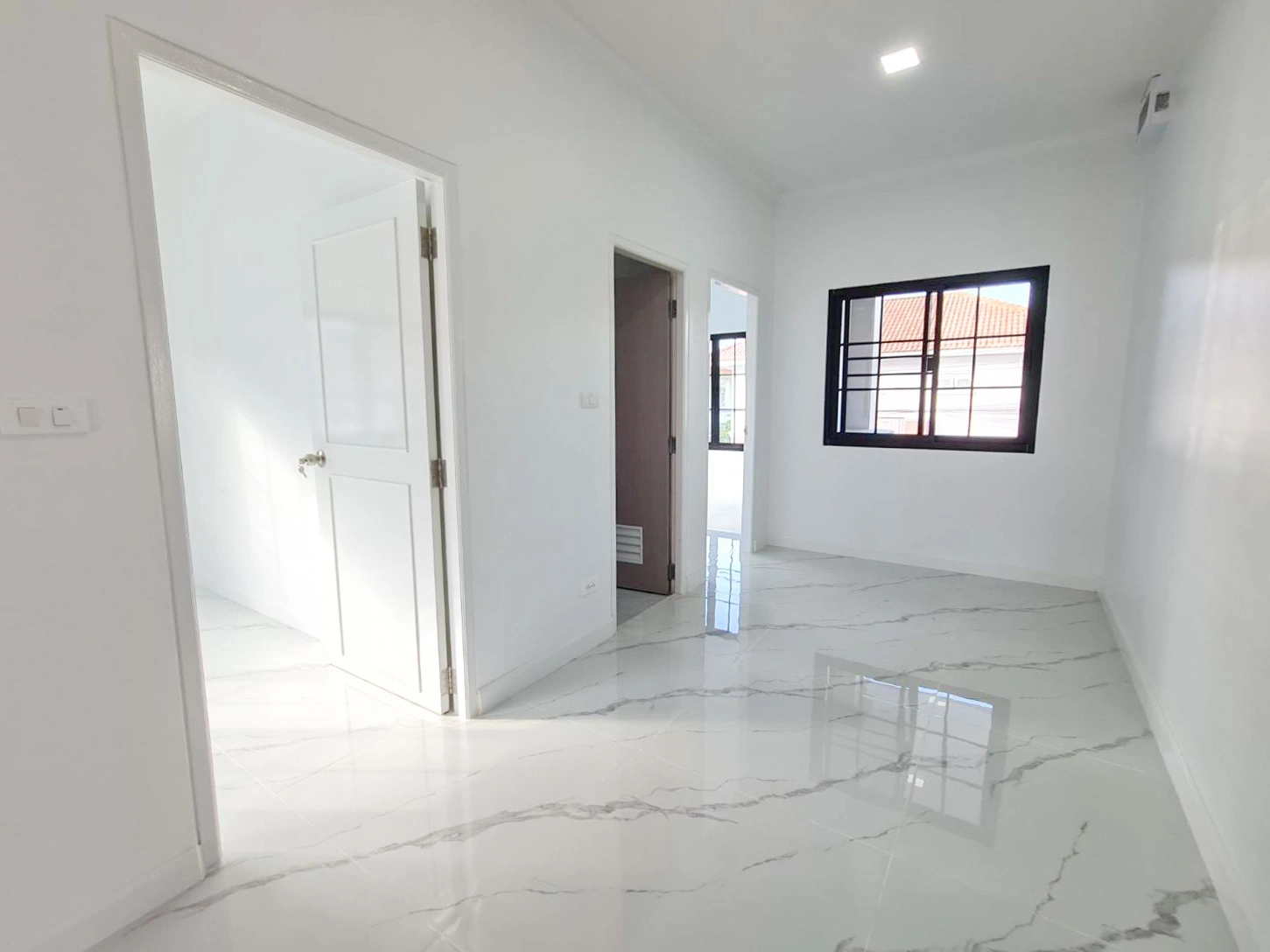 บ้านเดี่ยว ภัสสร 1 คลอง 3 ทำเลทองคลอง 3 ใกล้ Big C และใกล้ฟิวเจอร์พาร์ค รังสิต เดินทางสะดวกเชื่อมต่อรังสิต-คลองหลวง-วงแหวนฯ บ้านรีโนเวทใหม่กริ๊บทั้งหลัง