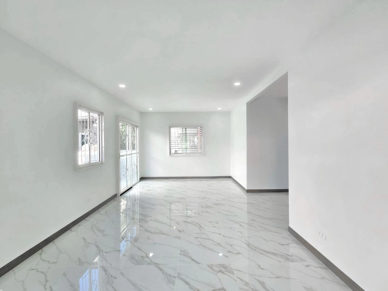 ทำเลหาของกินง่าย! ใกล้บิ๊กซี คลอง 3 บ้านเดี่ยวพฤกษาวิลเลจ 29 รีโนเวทใหม่สภาพนางฟ้า เชื่อมต่อรังสิต-นครนายก ใกล้ทางด่วนวงแหวนฯ & รถไฟฟ้าสายสีแดง เข้าเมืองสบายสุดๆ จ่ายแค่ 3.89 ลบ. ได้บ้าน 50.5 ตร.ว.