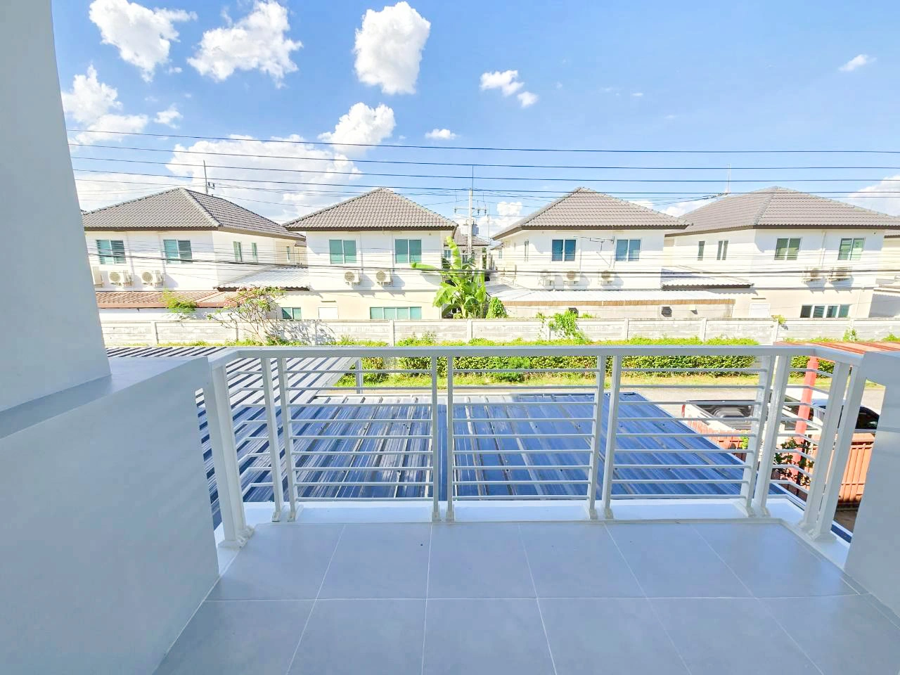 ทำเลหาของกินง่าย! ใกล้บิ๊กซี คลอง 3 บ้านเดี่ยวพฤกษาวิลเลจ 29 รีโนเวทใหม่สภาพนางฟ้า เชื่อมต่อรังสิต-นครนายก ใกล้ทางด่วนวงแหวนฯ & รถไฟฟ้าสายสีแดง เข้าเมืองสบายสุดๆ จ่ายแค่ 3.89 ลบ. ได้บ้าน 50.5 ตร.ว.