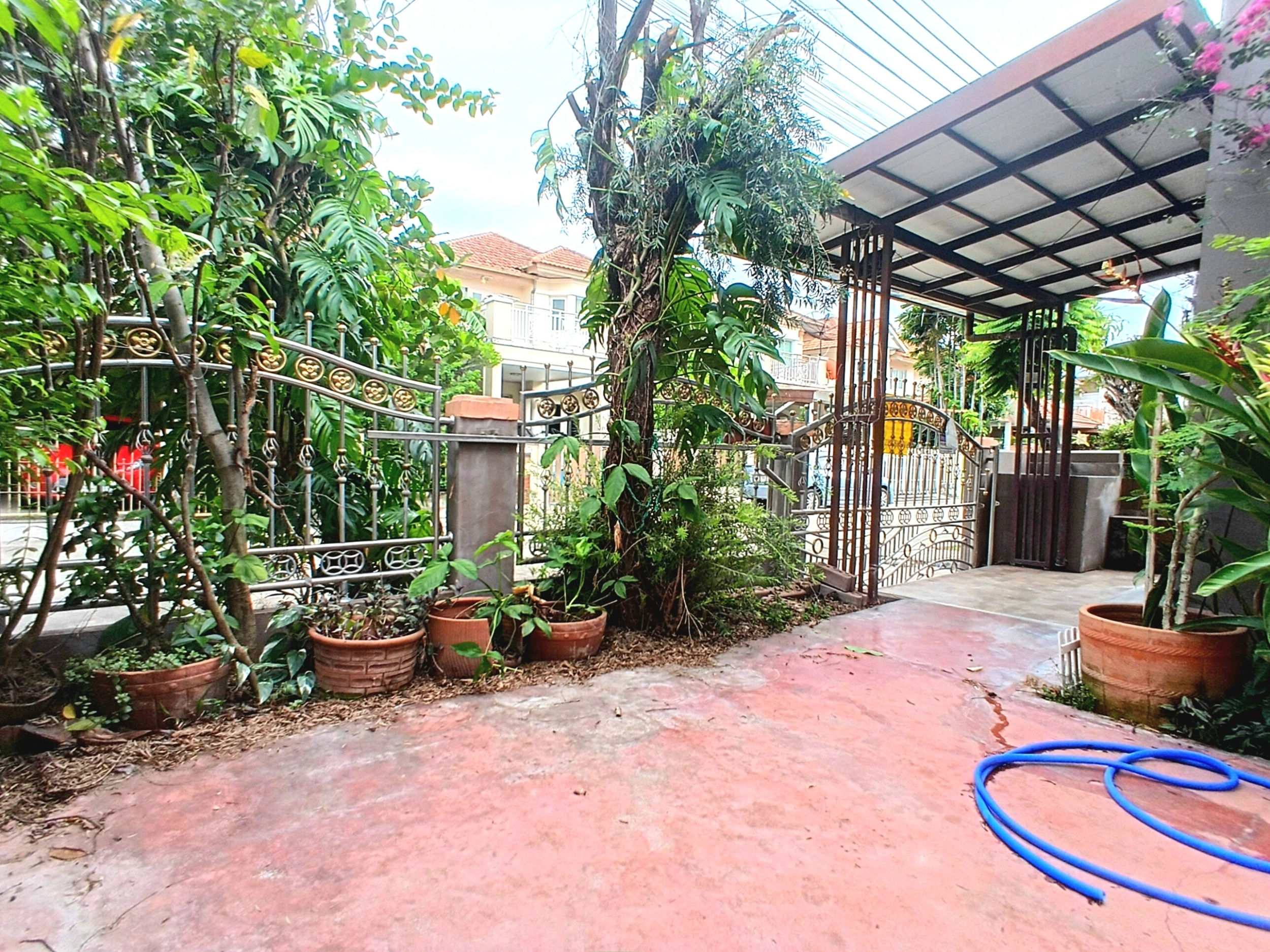 ม. ชวนชื่น ปิ่นเกล้า-วงแหวน ปลายบาง ถนนกาญจนาภิเษก  เข้าซอยเพียง 1.3 กม.(ซ.วัดส้มเกลี้ยง) ไกล้ Lotus พลัสมอลล์ ,ไกล้ Central เวสต์เกต  ไกล้โรงเรียนเทพศิรินทร์