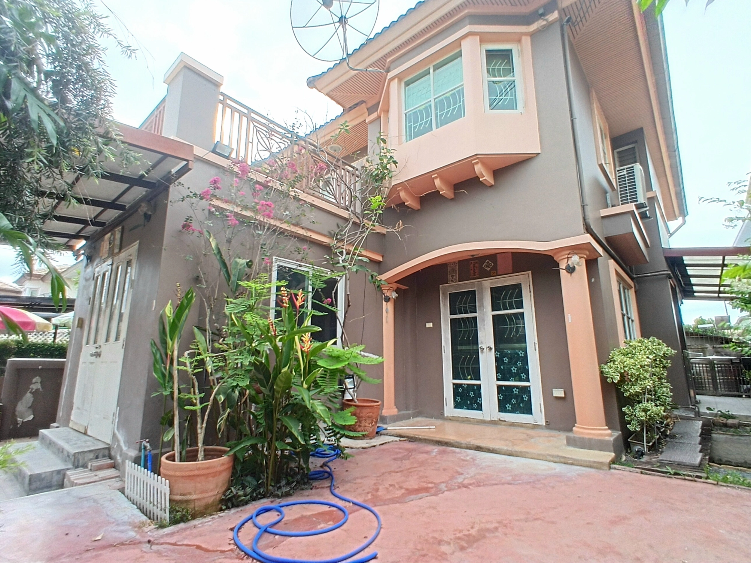 ม. ชวนชื่น ปิ่นเกล้า-วงแหวน ปลายบาง ถนนกาญจนาภิเษก  เข้าซอยเพียง 1.3 กม.(ซ.วัดส้มเกลี้ยง) ไกล้ Lotus พลัสมอลล์ ,ไกล้ Central เวสต์เกต  ไกล้โรงเรียนเทพศิรินทร์