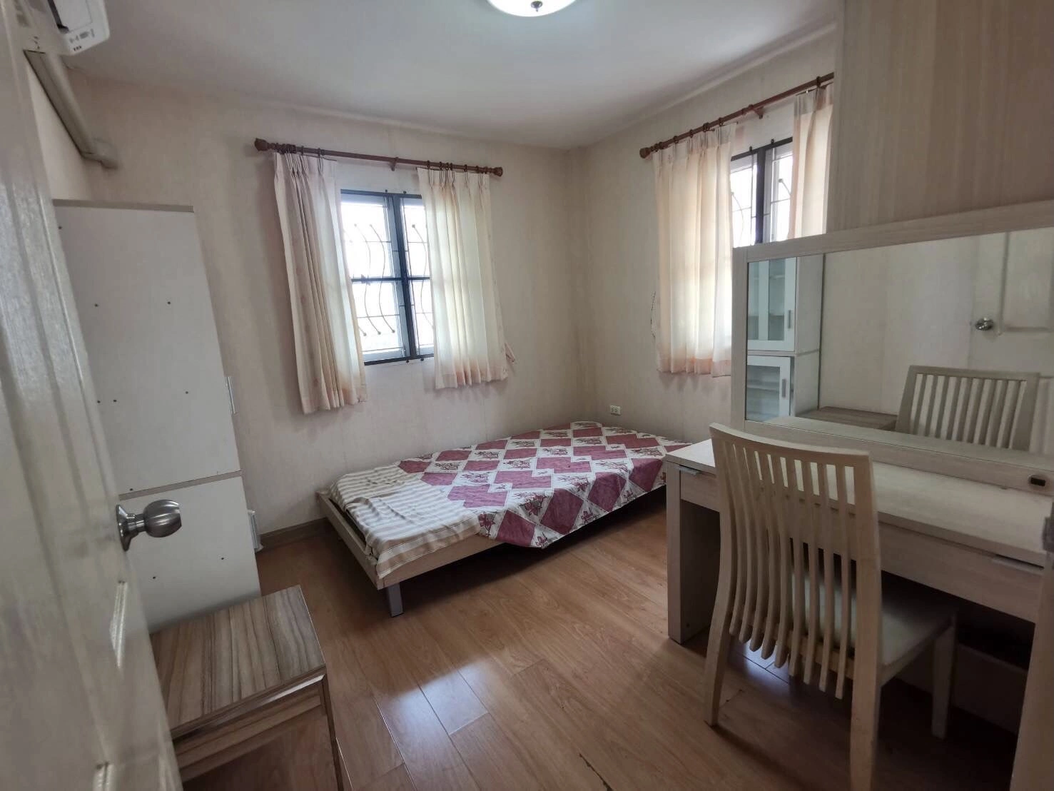 ม. ชวนชื่น ปิ่นเกล้า-วงแหวน ปลายบาง ถนนกาญจนาภิเษก  เข้าซอยเพียง 1.3 กม.(ซ.วัดส้มเกลี้ยง) ไกล้ Lotus พลัสมอลล์ ,ไกล้ Central เวสต์เกต  ไกล้โรงเรียนเทพศิรินทร์