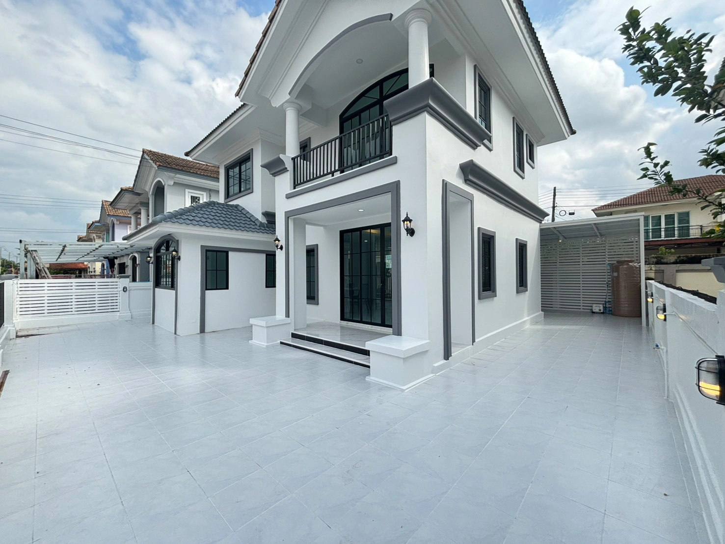 คุ้มที่สุดในโซน บ้านเดี่ยวภัสสร 3 รีโนเวทใหม่ 4 ห้องนอน พื้นที่เยอะ 52 ตร.ว. เพียง 3.89 ล้าน ได้พื้นที่ใช้สอยจุใจ 200 ตร.ม. ฟังก์ชันครบ 3 น้ำ 2 จอด สำหรับครอบครัวใหญ่ ดีลเด็ดทำเลทอง