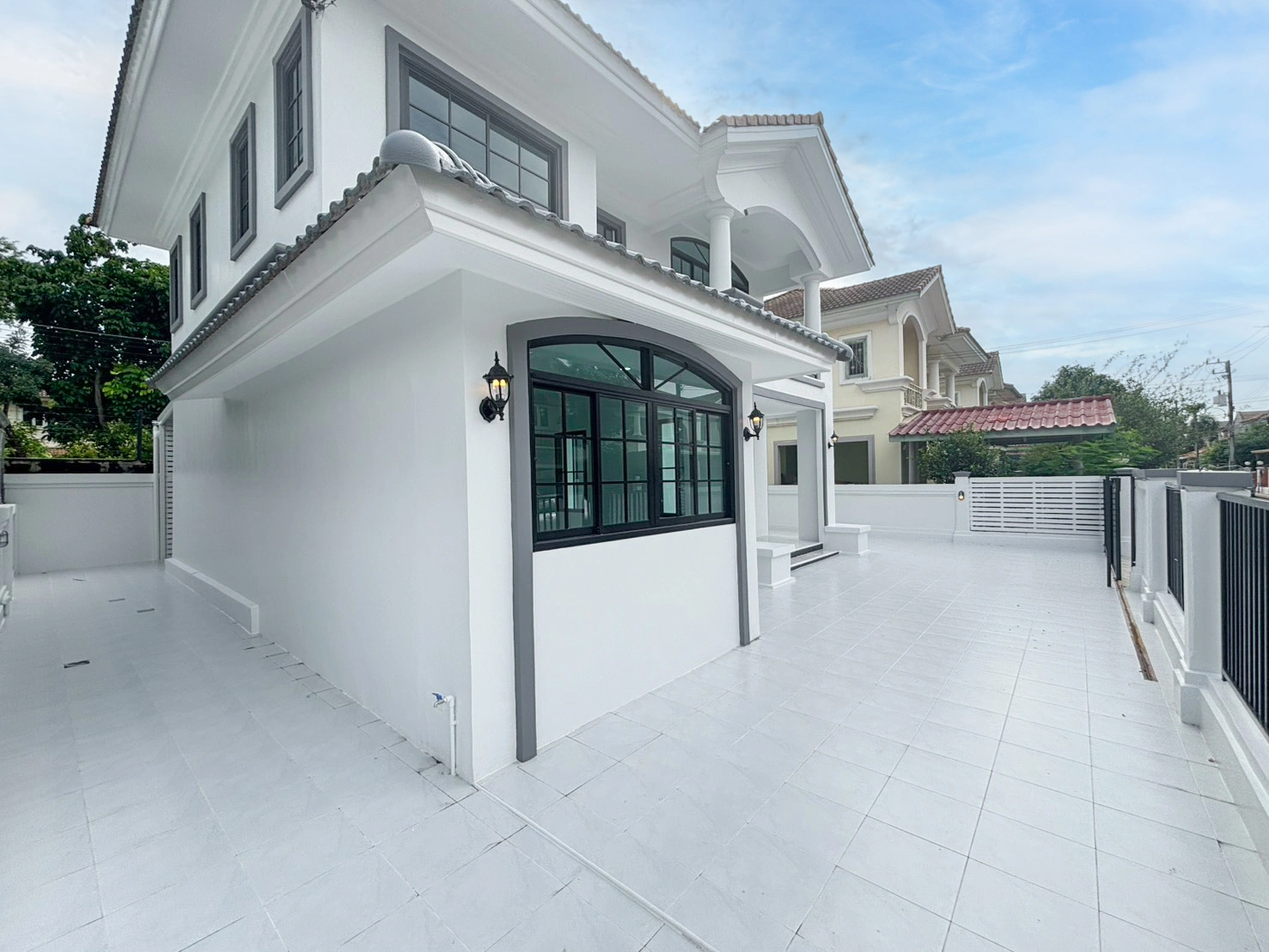 คุ้มที่สุดในโซน บ้านเดี่ยวภัสสร 3 รีโนเวทใหม่ 4 ห้องนอน พื้นที่เยอะ 52 ตร.ว. เพียง 3.89 ล้าน ได้พื้นที่ใช้สอยจุใจ 200 ตร.ม. ฟังก์ชันครบ 3 น้ำ 2 จอด สำหรับครอบครัวใหญ่ ดีลเด็ดทำเลทอง