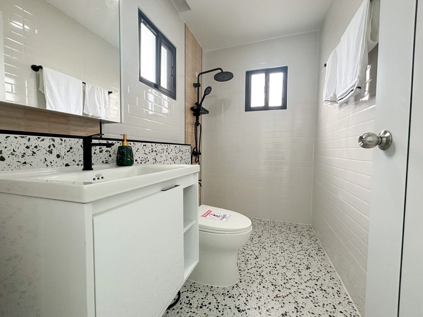 คุ้มที่สุดในโซน บ้านเดี่ยวภัสสร 3 รีโนเวทใหม่ 4 ห้องนอน พื้นที่เยอะ 52 ตร.ว. เพียง 3.89 ล้าน ได้พื้นที่ใช้สอยจุใจ 200 ตร.ม. ฟังก์ชันครบ 3 น้ำ 2 จอด สำหรับครอบครัวใหญ่ ดีลเด็ดทำเลทอง