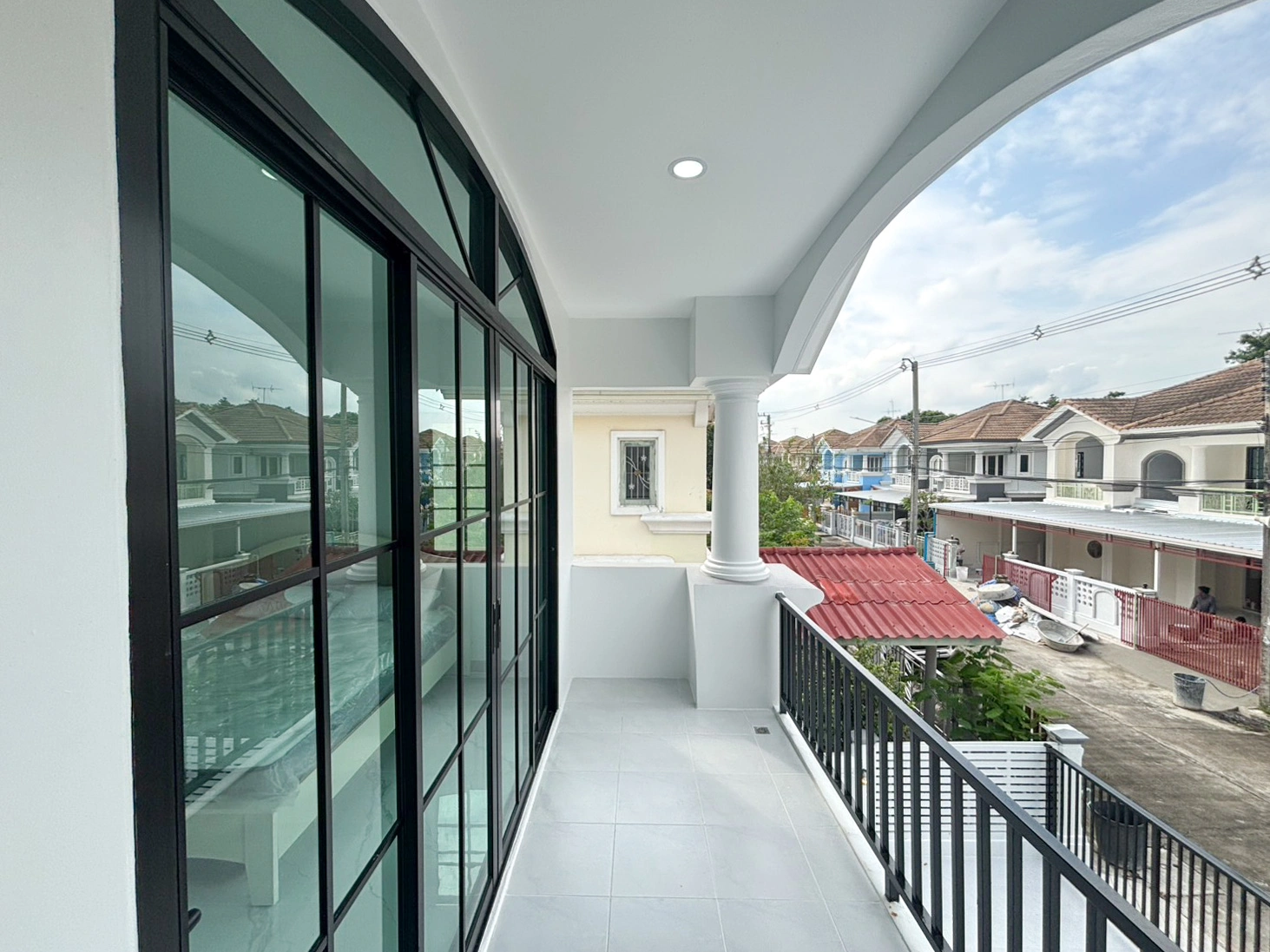 คุ้มที่สุดในโซน บ้านเดี่ยวภัสสร 3 รีโนเวทใหม่ 4 ห้องนอน พื้นที่เยอะ 52 ตร.ว. เพียง 3.89 ล้าน ได้พื้นที่ใช้สอยจุใจ 200 ตร.ม. ฟังก์ชันครบ 3 น้ำ 2 จอด สำหรับครอบครัวใหญ่ ดีลเด็ดทำเลทอง