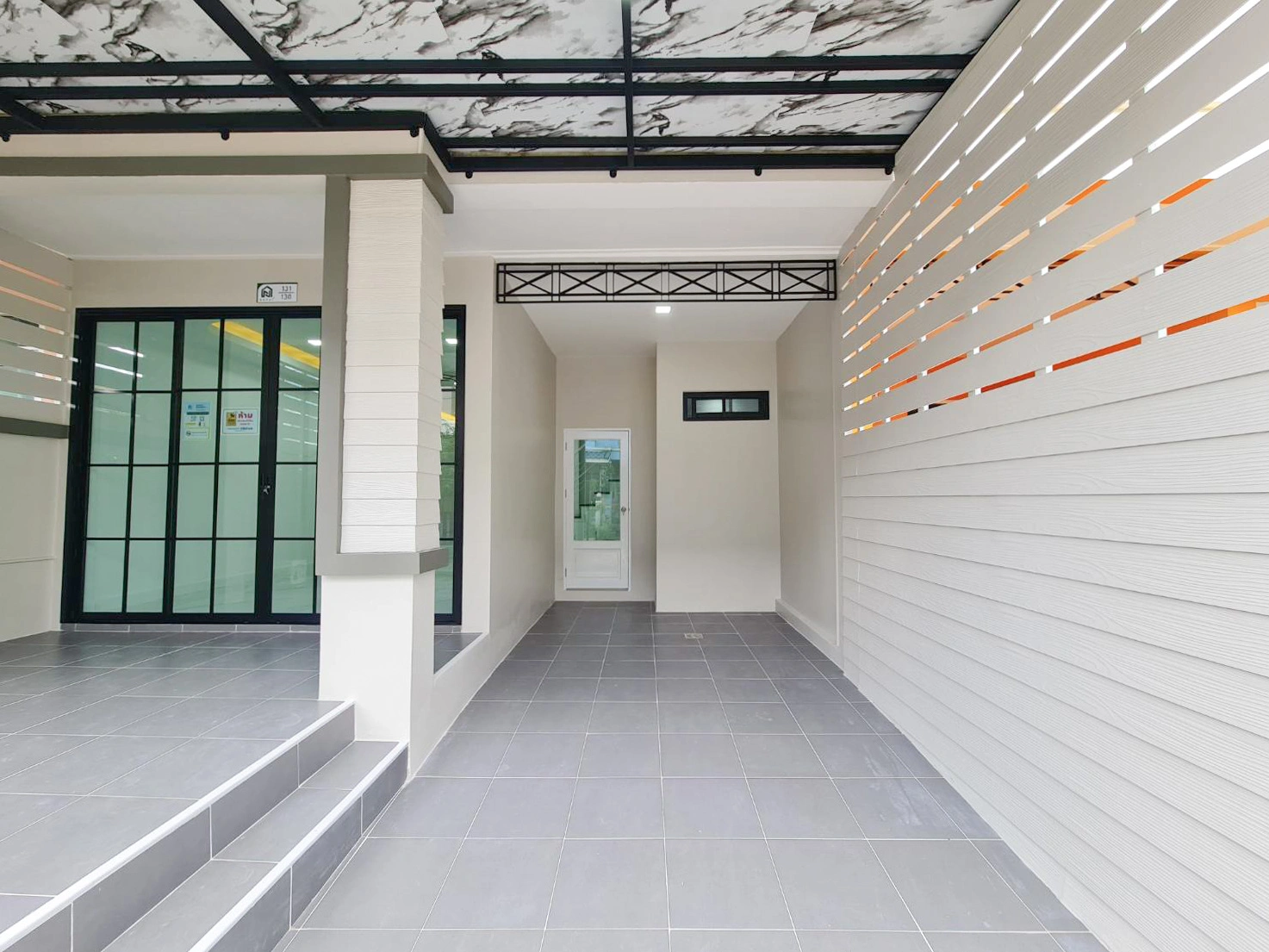 รื่นฤดี ลำลูกกาคลอง 4 ทำเลสุดปัง เชื่อมต่อรังสิต-ลำลูกกา ใกล้มาร์เก็ตวิลเลจ และมอเตอร์เวย์ เดินทางสะดวกสุดๆ ทาวน์เฮ้าส์สวยพร้อมอยู่ 3 ห้องนอน 2 ห้องน้ำ รีโนเวทใหม่สไตล์โมเดิร์น คุ้มค่าที่สุดในย่านคลอง 4 เพียง 2,290,000 บาท! จองก่อนมีสิทธิ์ก่อน