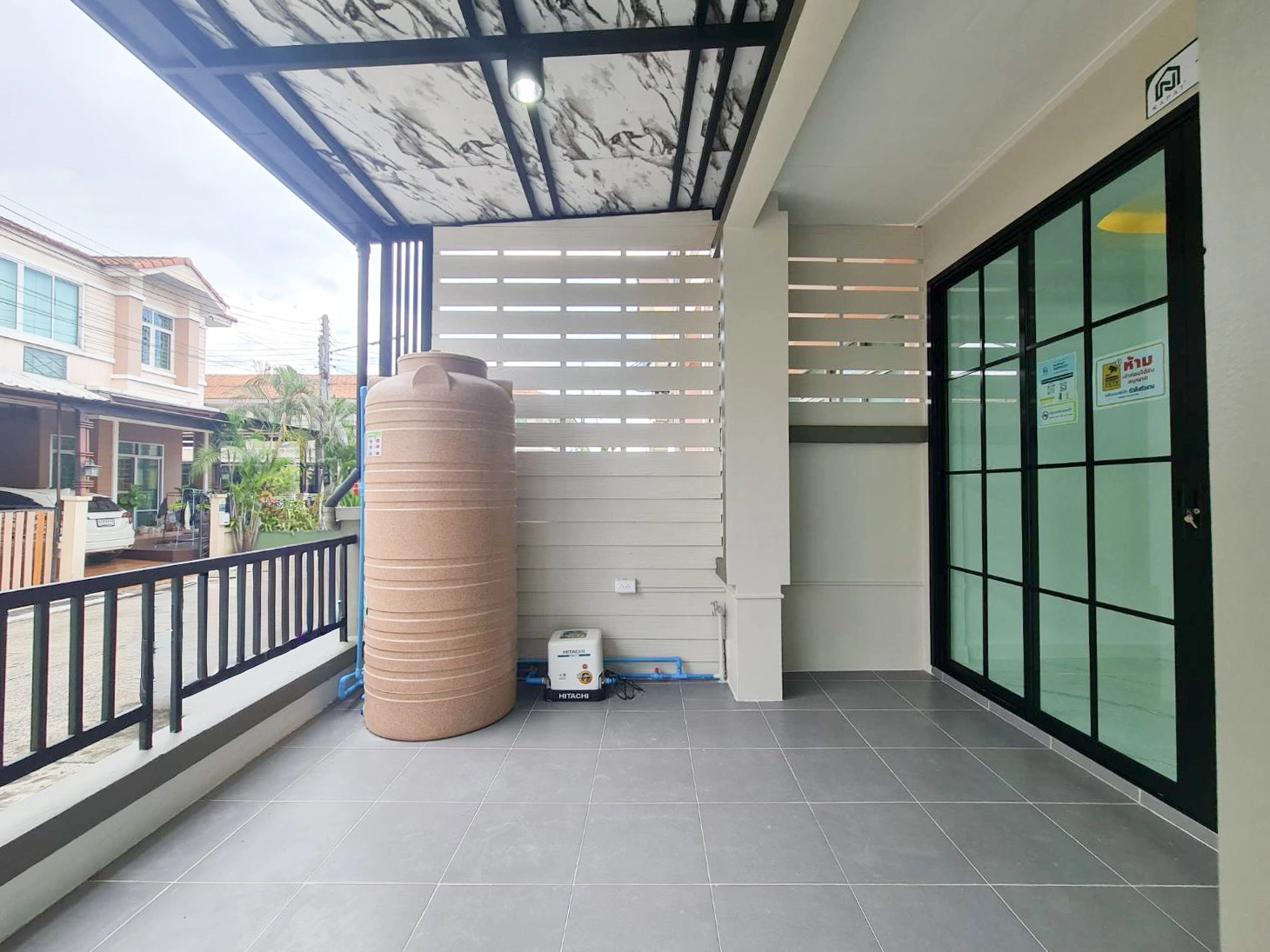 รื่นฤดี ลำลูกกาคลอง 4 ทำเลสุดปัง เชื่อมต่อรังสิต-ลำลูกกา ใกล้มาร์เก็ตวิลเลจ และมอเตอร์เวย์ เดินทางสะดวกสุดๆ ทาวน์เฮ้าส์สวยพร้อมอยู่ 3 ห้องนอน 2 ห้องน้ำ รีโนเวทใหม่สไตล์โมเดิร์น คุ้มค่าที่สุดในย่านคลอง 4 เพียง 2,290,000 บาท! จองก่อนมีสิทธิ์ก่อน