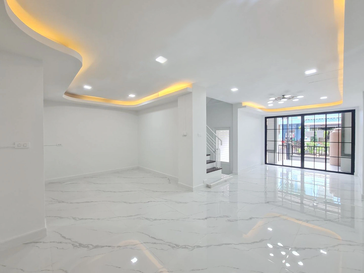 รื่นฤดี ลำลูกกาคลอง 4 ทำเลสุดปัง เชื่อมต่อรังสิต-ลำลูกกา ใกล้มาร์เก็ตวิลเลจ และมอเตอร์เวย์ เดินทางสะดวกสุดๆ ทาวน์เฮ้าส์สวยพร้อมอยู่ 3 ห้องนอน 2 ห้องน้ำ รีโนเวทใหม่สไตล์โมเดิร์น คุ้มค่าที่สุดในย่านคลอง 4 เพียง 2,290,000 บาท! จองก่อนมีสิทธิ์ก่อน