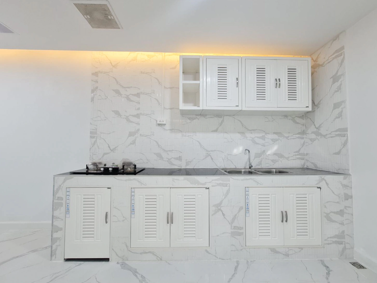 รื่นฤดี ลำลูกกาคลอง 4 ทำเลสุดปัง เชื่อมต่อรังสิต-ลำลูกกา ใกล้มาร์เก็ตวิลเลจ และมอเตอร์เวย์ เดินทางสะดวกสุดๆ ทาวน์เฮ้าส์สวยพร้อมอยู่ 3 ห้องนอน 2 ห้องน้ำ รีโนเวทใหม่สไตล์โมเดิร์น คุ้มค่าที่สุดในย่านคลอง 4 เพียง 2,290,000 บาท! จองก่อนมีสิทธิ์ก่อน