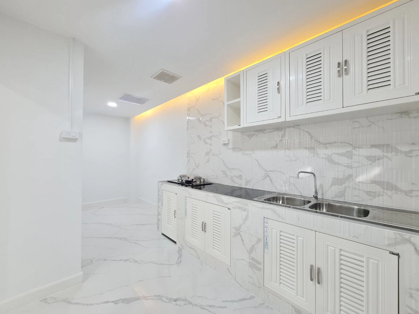 รื่นฤดี ลำลูกกาคลอง 4 ทำเลสุดปัง เชื่อมต่อรังสิต-ลำลูกกา ใกล้มาร์เก็ตวิลเลจ และมอเตอร์เวย์ เดินทางสะดวกสุดๆ ทาวน์เฮ้าส์สวยพร้อมอยู่ 3 ห้องนอน 2 ห้องน้ำ รีโนเวทใหม่สไตล์โมเดิร์น คุ้มค่าที่สุดในย่านคลอง 4 เพียง 2,290,000 บาท! จองก่อนมีสิทธิ์ก่อน