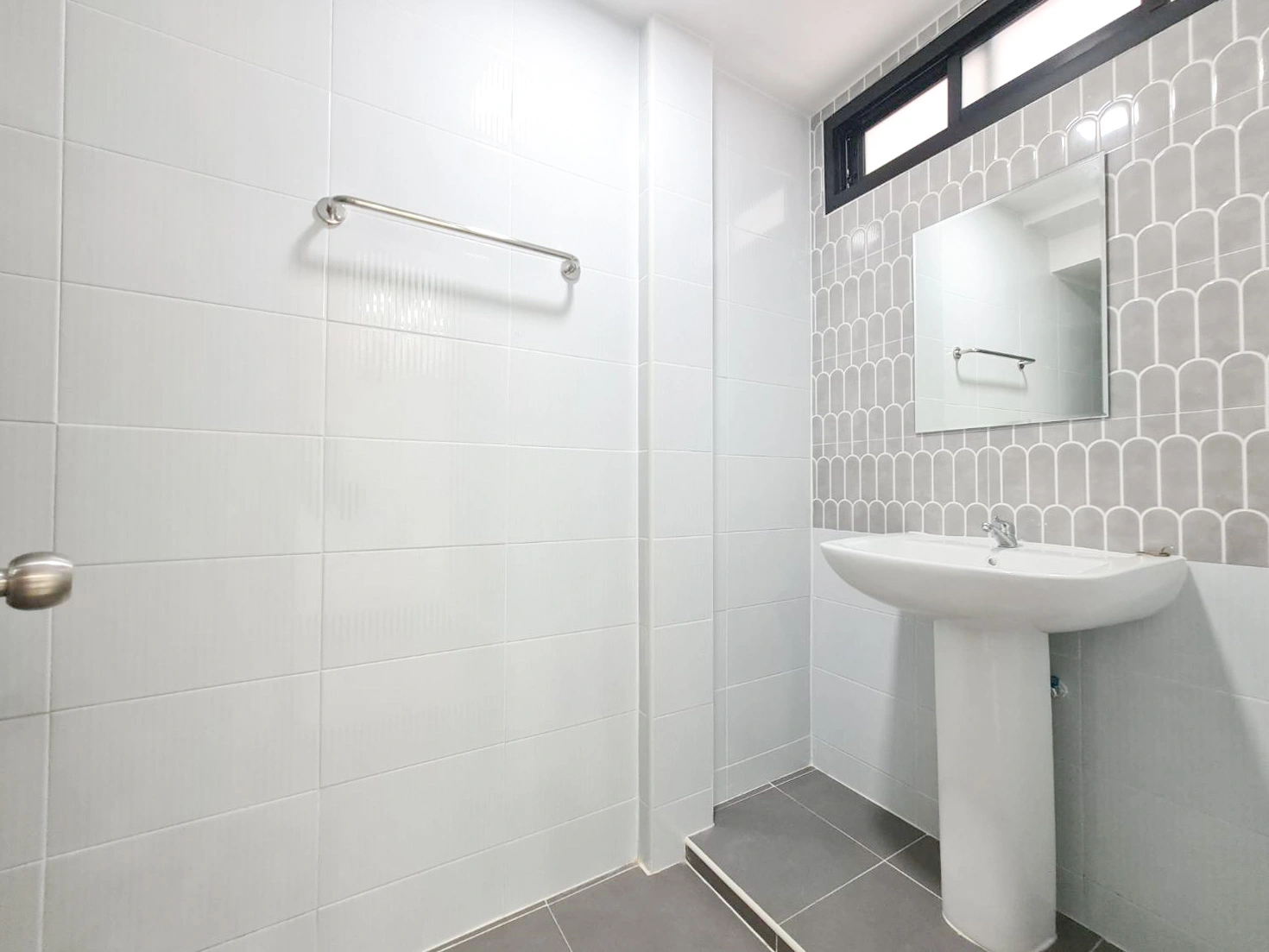 รื่นฤดี ลำลูกกาคลอง 4 ทำเลสุดปัง เชื่อมต่อรังสิต-ลำลูกกา ใกล้มาร์เก็ตวิลเลจ และมอเตอร์เวย์ เดินทางสะดวกสุดๆ ทาวน์เฮ้าส์สวยพร้อมอยู่ 3 ห้องนอน 2 ห้องน้ำ รีโนเวทใหม่สไตล์โมเดิร์น คุ้มค่าที่สุดในย่านคลอง 4 เพียง 2,290,000 บาท! จองก่อนมีสิทธิ์ก่อน