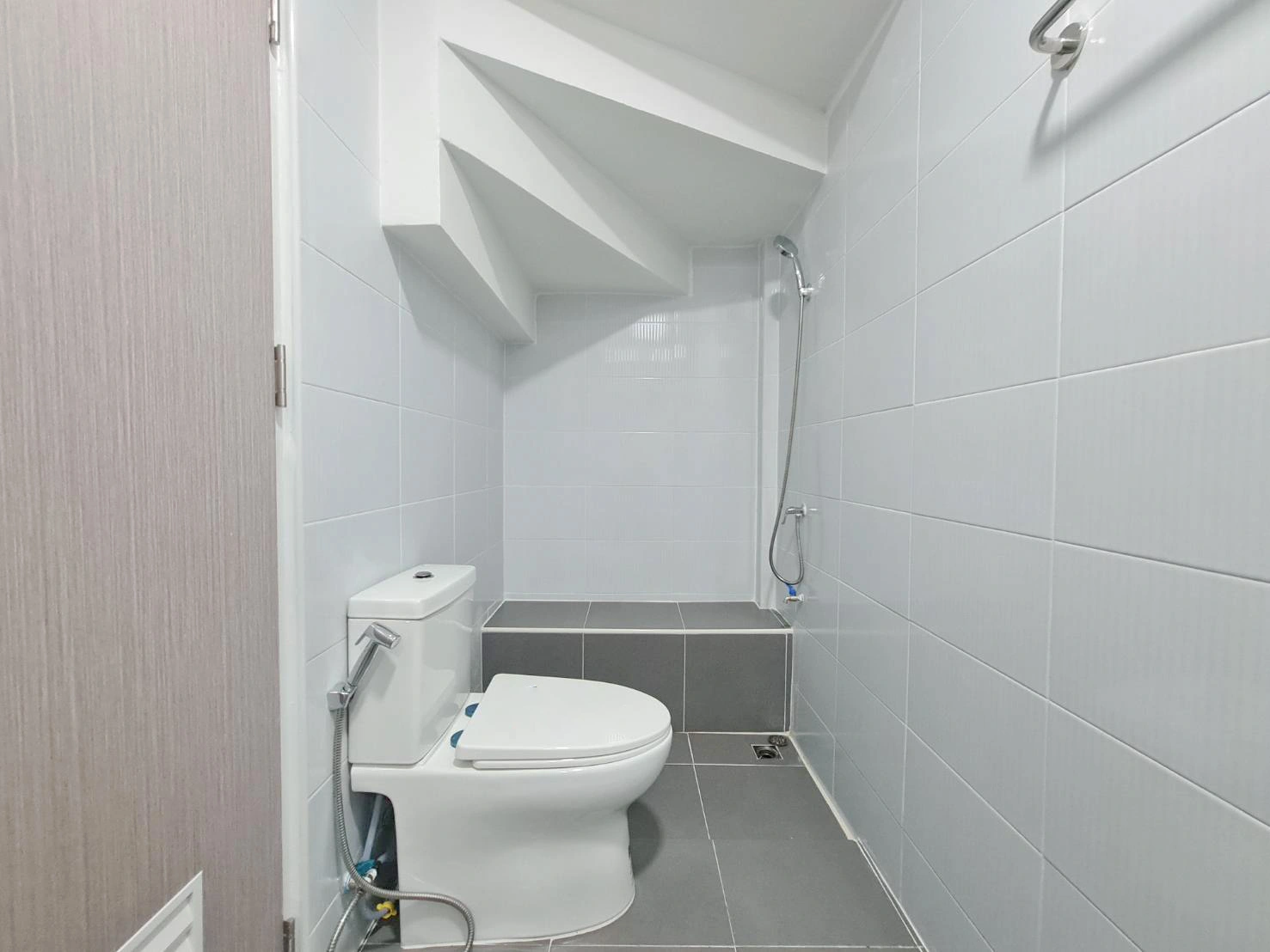 รื่นฤดี ลำลูกกาคลอง 4 ทำเลสุดปัง เชื่อมต่อรังสิต-ลำลูกกา ใกล้มาร์เก็ตวิลเลจ และมอเตอร์เวย์ เดินทางสะดวกสุดๆ ทาวน์เฮ้าส์สวยพร้อมอยู่ 3 ห้องนอน 2 ห้องน้ำ รีโนเวทใหม่สไตล์โมเดิร์น คุ้มค่าที่สุดในย่านคลอง 4 เพียง 2,290,000 บาท! จองก่อนมีสิทธิ์ก่อน