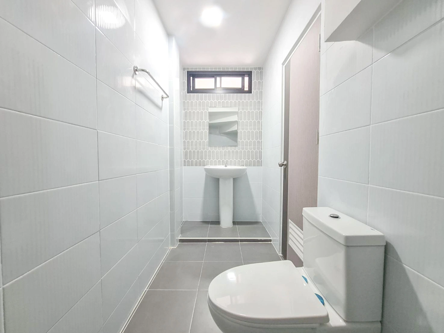 รื่นฤดี ลำลูกกาคลอง 4 ทำเลสุดปัง เชื่อมต่อรังสิต-ลำลูกกา ใกล้มาร์เก็ตวิลเลจ และมอเตอร์เวย์ เดินทางสะดวกสุดๆ ทาวน์เฮ้าส์สวยพร้อมอยู่ 3 ห้องนอน 2 ห้องน้ำ รีโนเวทใหม่สไตล์โมเดิร์น คุ้มค่าที่สุดในย่านคลอง 4 เพียง 2,290,000 บาท! จองก่อนมีสิทธิ์ก่อน