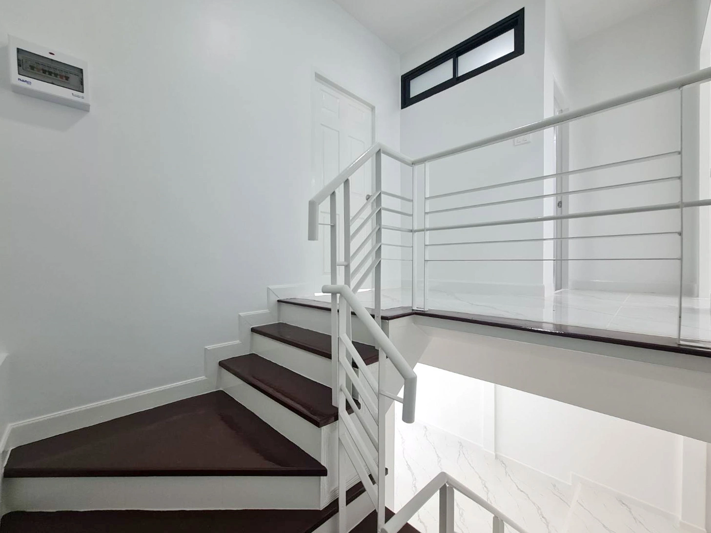 รื่นฤดี ลำลูกกาคลอง 4 ทำเลสุดปัง เชื่อมต่อรังสิต-ลำลูกกา ใกล้มาร์เก็ตวิลเลจ และมอเตอร์เวย์ เดินทางสะดวกสุดๆ ทาวน์เฮ้าส์สวยพร้อมอยู่ 3 ห้องนอน 2 ห้องน้ำ รีโนเวทใหม่สไตล์โมเดิร์น คุ้มค่าที่สุดในย่านคลอง 4 เพียง 2,290,000 บาท! จองก่อนมีสิทธิ์ก่อน