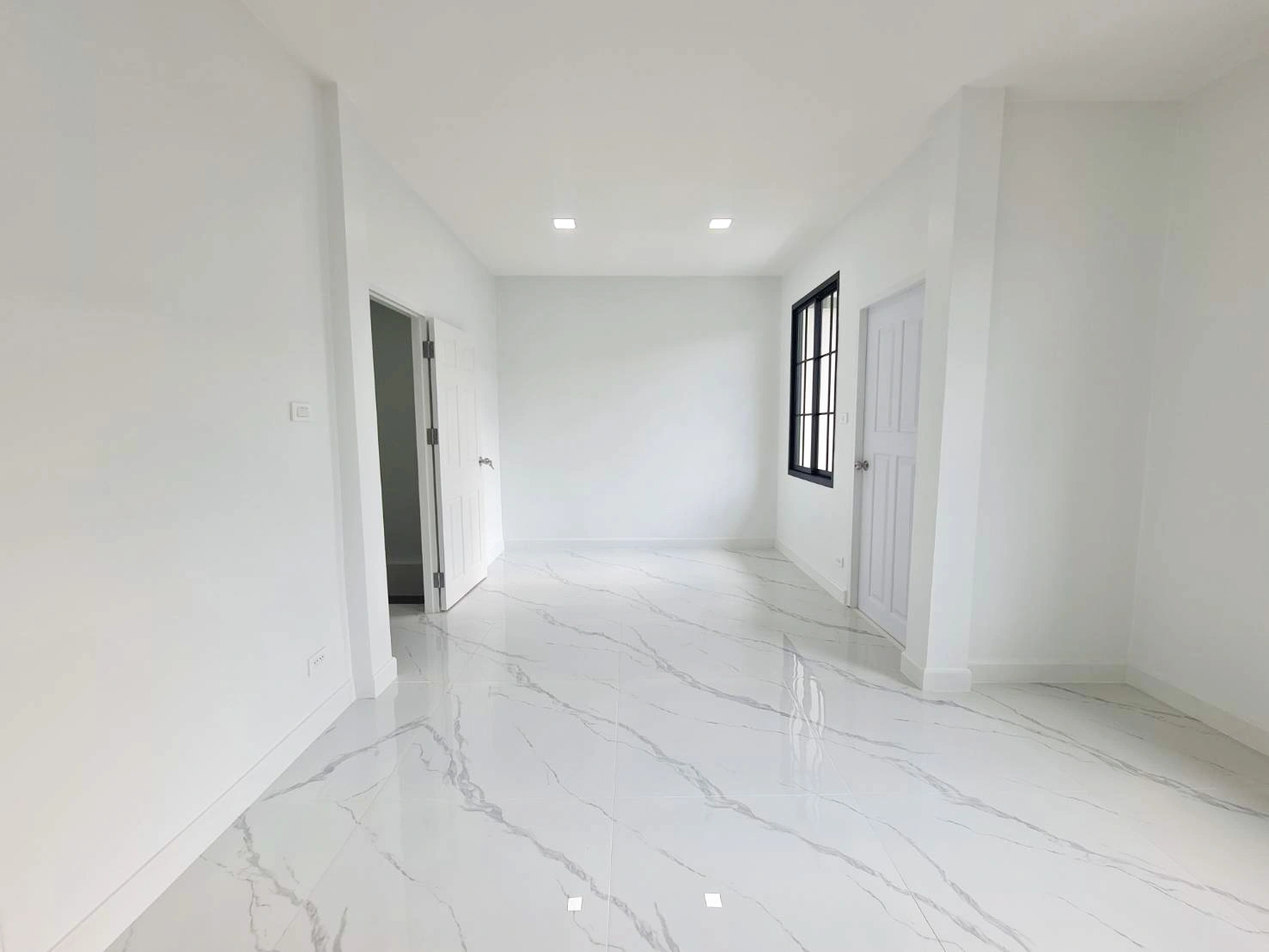 รื่นฤดี ลำลูกกาคลอง 4 ทำเลสุดปัง เชื่อมต่อรังสิต-ลำลูกกา ใกล้มาร์เก็ตวิลเลจ และมอเตอร์เวย์ เดินทางสะดวกสุดๆ ทาวน์เฮ้าส์สวยพร้อมอยู่ 3 ห้องนอน 2 ห้องน้ำ รีโนเวทใหม่สไตล์โมเดิร์น คุ้มค่าที่สุดในย่านคลอง 4 เพียง 2,290,000 บาท! จองก่อนมีสิทธิ์ก่อน