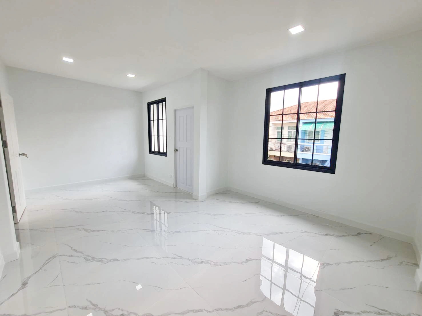 รื่นฤดี ลำลูกกาคลอง 4 ทำเลสุดปัง เชื่อมต่อรังสิต-ลำลูกกา ใกล้มาร์เก็ตวิลเลจ และมอเตอร์เวย์ เดินทางสะดวกสุดๆ ทาวน์เฮ้าส์สวยพร้อมอยู่ 3 ห้องนอน 2 ห้องน้ำ รีโนเวทใหม่สไตล์โมเดิร์น คุ้มค่าที่สุดในย่านคลอง 4 เพียง 2,290,000 บาท! จองก่อนมีสิทธิ์ก่อน