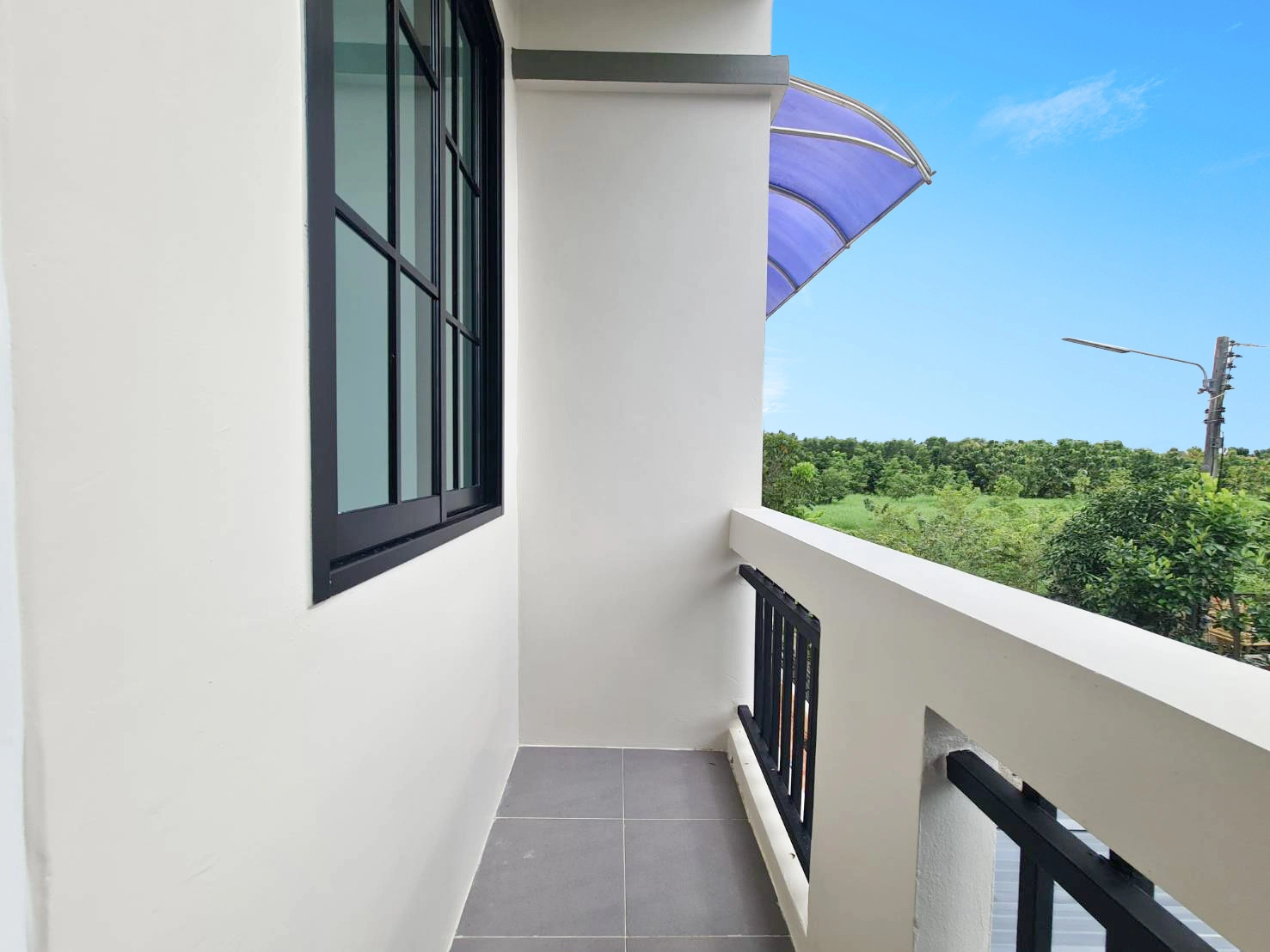 รื่นฤดี ลำลูกกาคลอง 4 ทำเลสุดปัง เชื่อมต่อรังสิต-ลำลูกกา ใกล้มาร์เก็ตวิลเลจ และมอเตอร์เวย์ เดินทางสะดวกสุดๆ ทาวน์เฮ้าส์สวยพร้อมอยู่ 3 ห้องนอน 2 ห้องน้ำ รีโนเวทใหม่สไตล์โมเดิร์น คุ้มค่าที่สุดในย่านคลอง 4 เพียง 2,290,000 บาท! จองก่อนมีสิทธิ์ก่อน