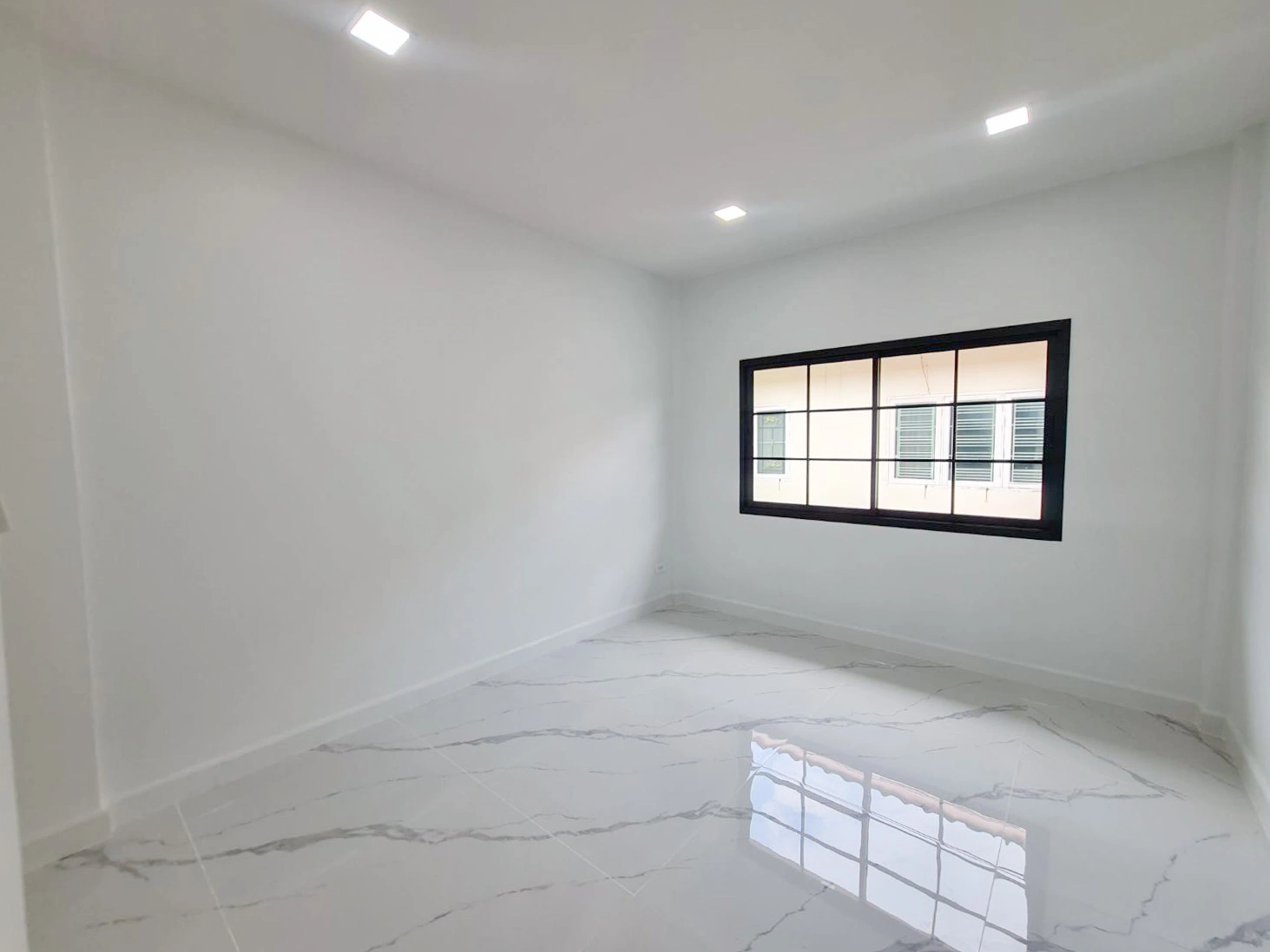 รื่นฤดี ลำลูกกาคลอง 4 ทำเลสุดปัง เชื่อมต่อรังสิต-ลำลูกกา ใกล้มาร์เก็ตวิลเลจ และมอเตอร์เวย์ เดินทางสะดวกสุดๆ ทาวน์เฮ้าส์สวยพร้อมอยู่ 3 ห้องนอน 2 ห้องน้ำ รีโนเวทใหม่สไตล์โมเดิร์น คุ้มค่าที่สุดในย่านคลอง 4 เพียง 2,290,000 บาท! จองก่อนมีสิทธิ์ก่อน