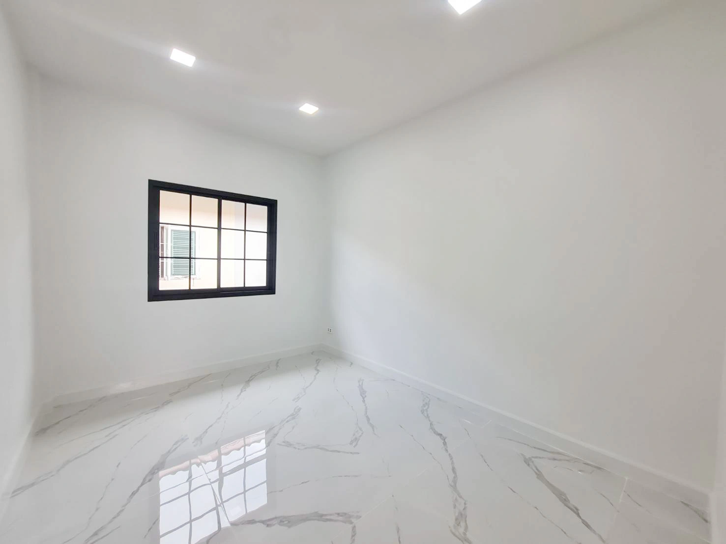 รื่นฤดี ลำลูกกาคลอง 4 ทำเลสุดปัง เชื่อมต่อรังสิต-ลำลูกกา ใกล้มาร์เก็ตวิลเลจ และมอเตอร์เวย์ เดินทางสะดวกสุดๆ ทาวน์เฮ้าส์สวยพร้อมอยู่ 3 ห้องนอน 2 ห้องน้ำ รีโนเวทใหม่สไตล์โมเดิร์น คุ้มค่าที่สุดในย่านคลอง 4 เพียง 2,290,000 บาท! จองก่อนมีสิทธิ์ก่อน