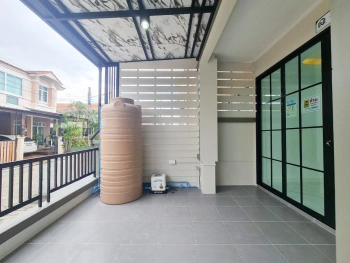 รื่นฤดี ลำลูกกาคลอง 4 ทำเลสุดปัง เชื่อมต่อรังสิต-ลำลูกกา ใกล้มาร์เก็ตวิลเลจ และมอเตอร์เวย์ เดินทางสะดวกสุดๆ ทาวน์เฮ้าส์สวยพร้อมอยู่ 3 ห้องนอน 2 ห้องน้ำ รีโนเวทใหม่สไตล์โมเดิร์น คุ้มค่าที่สุดในย่านคลอง 4 เพียง 2,290,000 บาท! จองก่อนมีสิทธิ์ก่อน