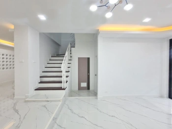 รื่นฤดี ลำลูกกาคลอง 4 ทำเลสุดปัง เชื่อมต่อรังสิต-ลำลูกกา ใกล้มาร์เก็ตวิลเลจ และมอเตอร์เวย์ เดินทางสะดวกสุดๆ ทาวน์เฮ้าส์สวยพร้อมอยู่ 3 ห้องนอน 2 ห้องน้ำ รีโนเวทใหม่สไตล์โมเดิร์น คุ้มค่าที่สุดในย่านคลอง 4 เพียง 2,290,000 บาท! จองก่อนมีสิทธิ์ก่อน