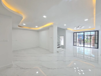 รื่นฤดี ลำลูกกาคลอง 4 ทำเลสุดปัง เชื่อมต่อรังสิต-ลำลูกกา ใกล้มาร์เก็ตวิลเลจ และมอเตอร์เวย์ เดินทางสะดวกสุดๆ ทาวน์เฮ้าส์สวยพร้อมอยู่ 3 ห้องนอน 2 ห้องน้ำ รีโนเวทใหม่สไตล์โมเดิร์น คุ้มค่าที่สุดในย่านคลอง 4 เพียง 2,290,000 บาท! จองก่อนมีสิทธิ์ก่อน